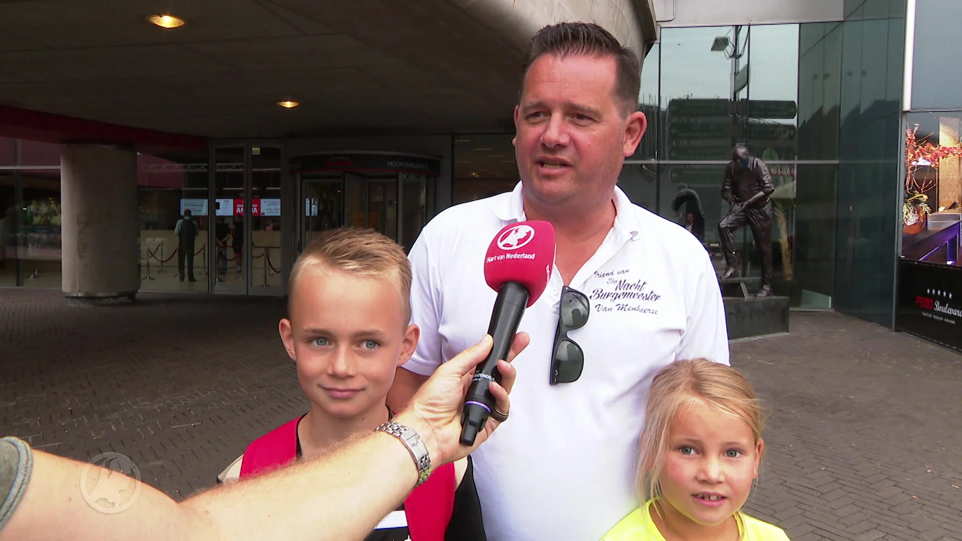 Ajax trapt seizoen af, fans halen geld op voor actie ‘Dezemanverdienteenstandbeeld’