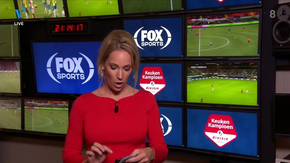 Hélène krijgt geheim smsje tijdens crosstalk