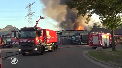 Grote brand bij metaalrecyclingsbedrijf in Haelen, rook trekt richting dorp