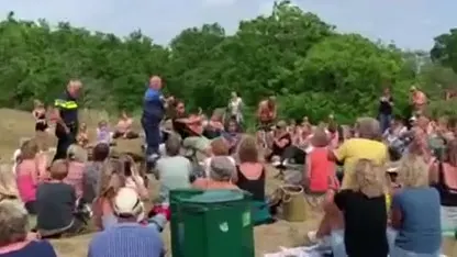 Politie grijpt in bij verboden concert Douwe Bob op Terschelling