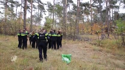 Illegaal tentenkamp met kinderen ontdekt langs snelweg
