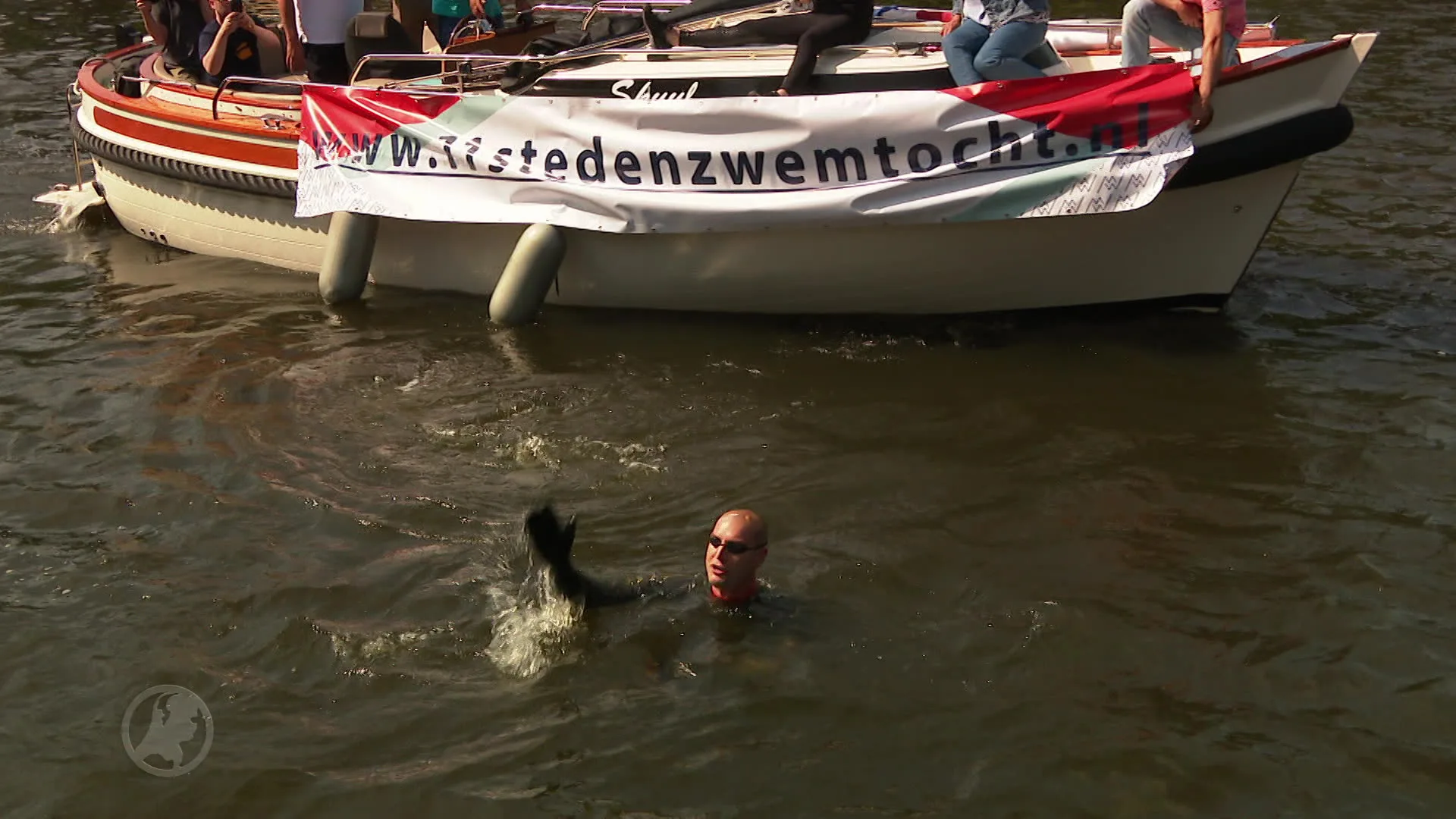 11stedenzwemtocht: Maarten in 'dolfijnennet' over land getakeld
