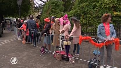 Eerste Oranjefans verzamelen zich bij Paleis Noordeinde in Den Haag