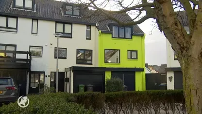 Na talloze klachten van gemeente en buren moet Ineke haar huis overschilderen