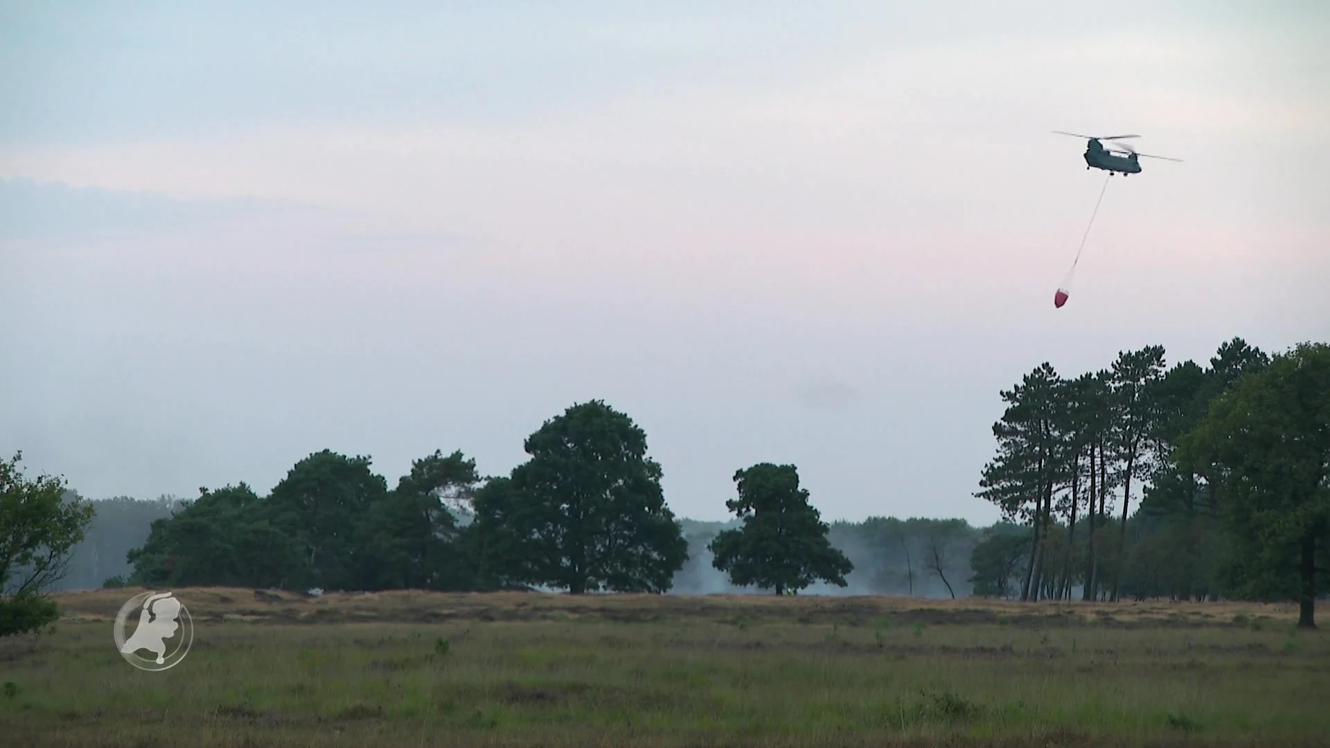 Spectaculaire luchtbeelden van blussen natuurbrand Wateren