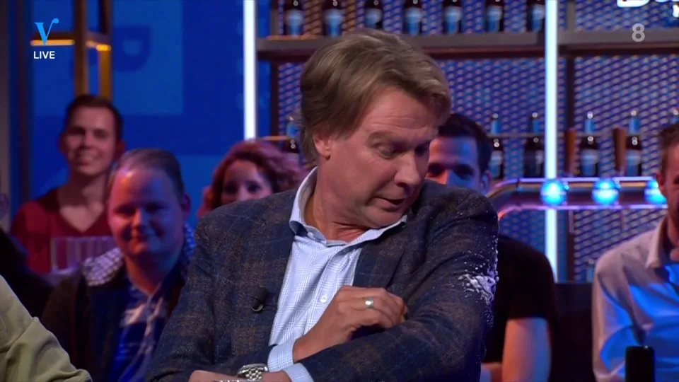 WTF! Johan spuit Hans onder!