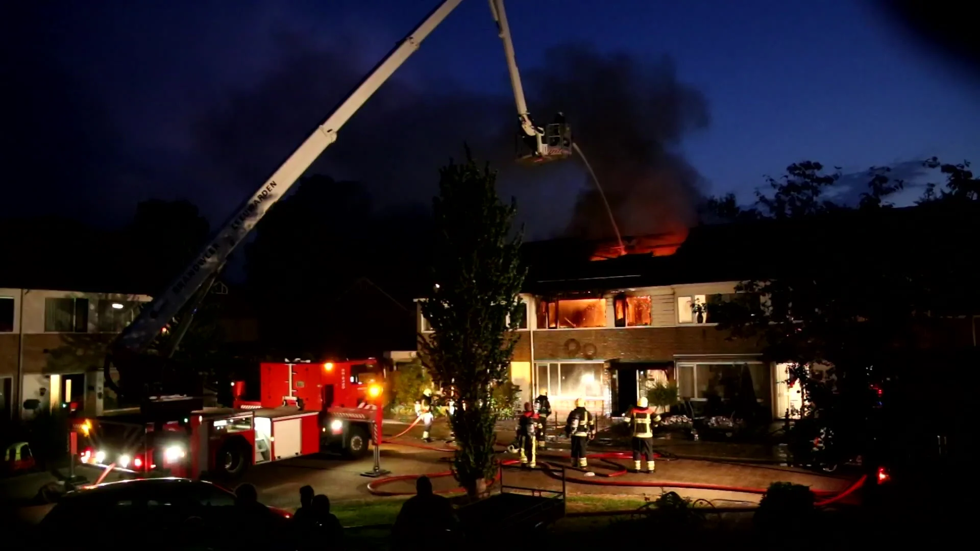 Hevige uitslaande brand verwoest woning