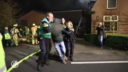 Bewoner gaat hulpverleners te lijf terwijl zijn huis in brand staat