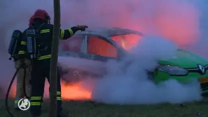 Auto vliegt in de fik in berm van N33