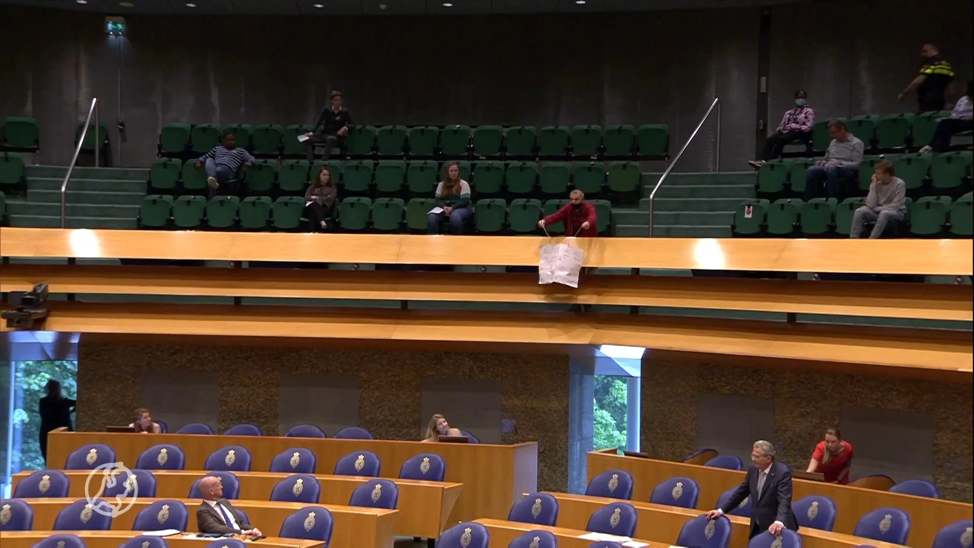 Debat in Tweede Kamer geschorst om 'tribuneschreeuwer'