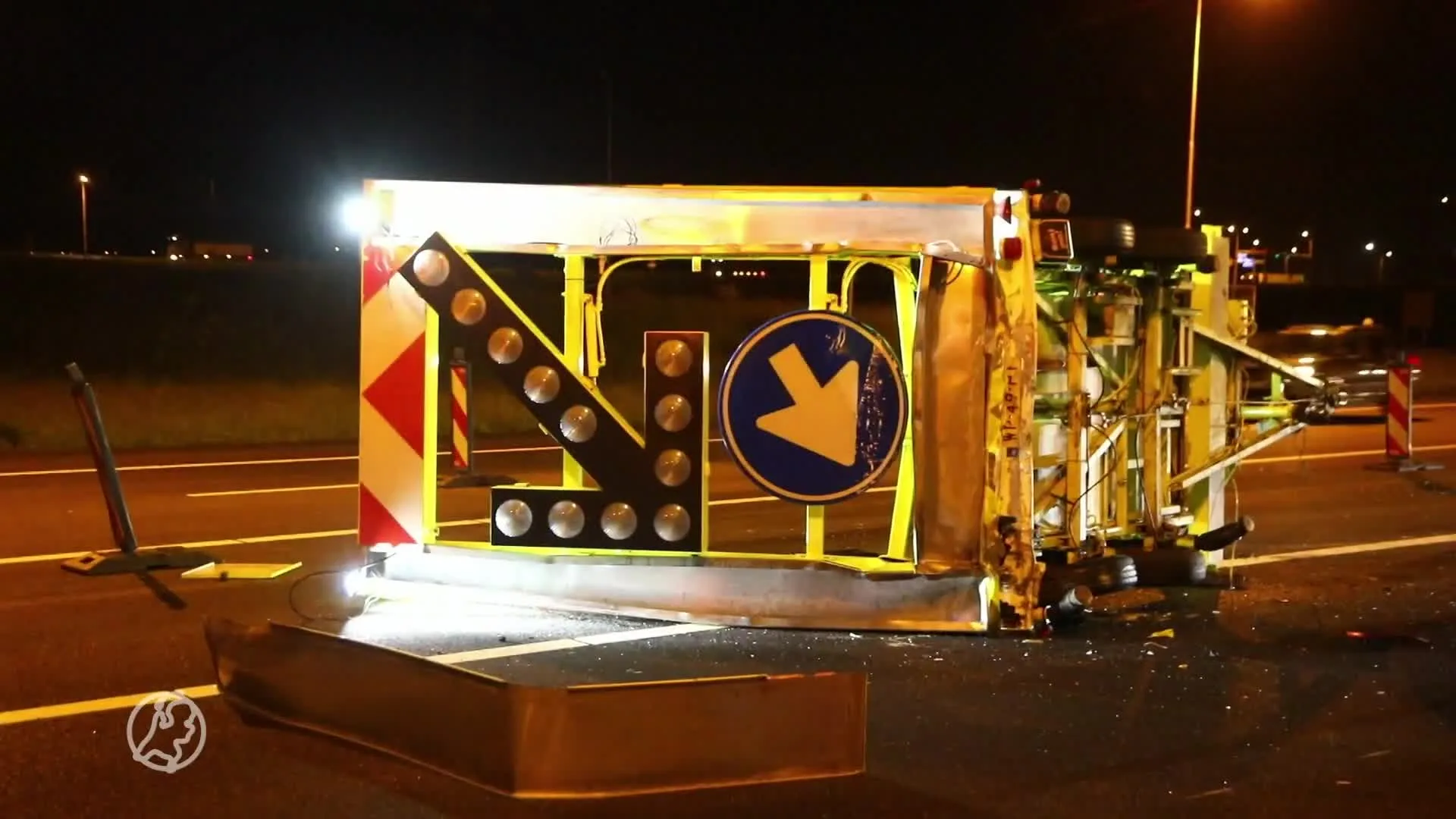 Auto ramt pijlwagen bij Nieuw-Vennep en vliegt in brand: best...