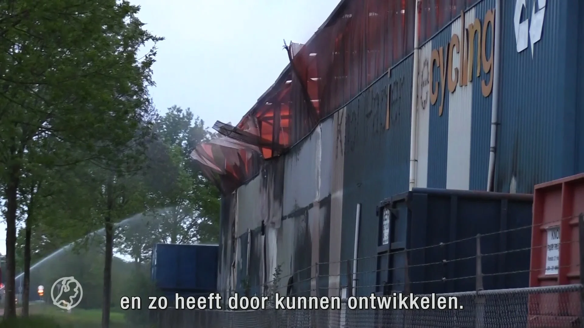 Zeer grote brand in hal vol papier van recyclingbedrijf in He...