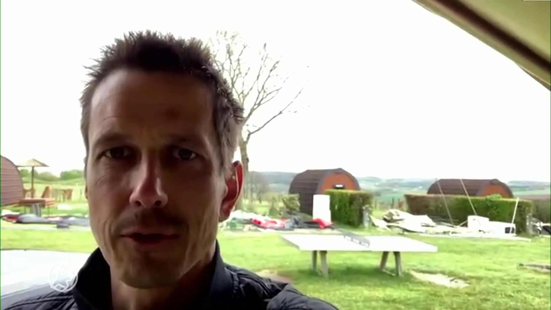 Kamperen in de storm: Martijn en Rinke midden in de nacht dak...