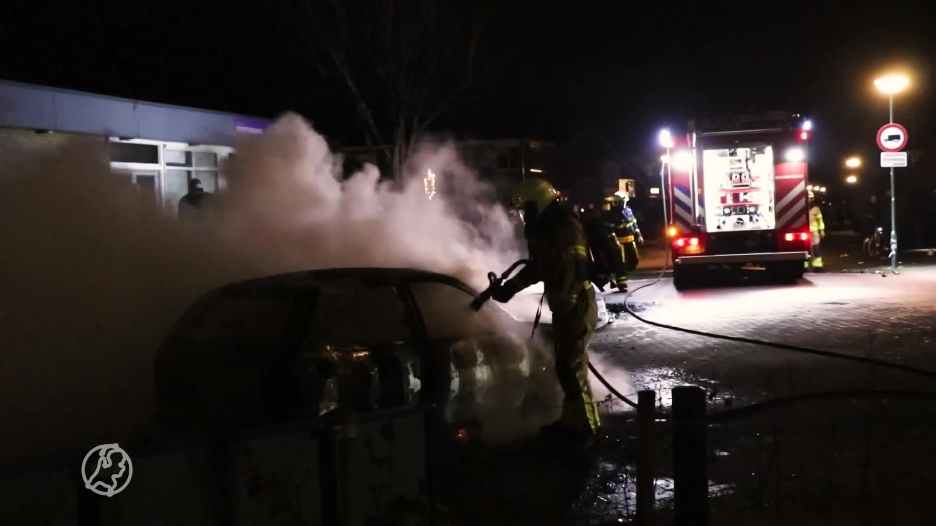 Honderden mensen op de been in Veen: auto en paardentrailer g...