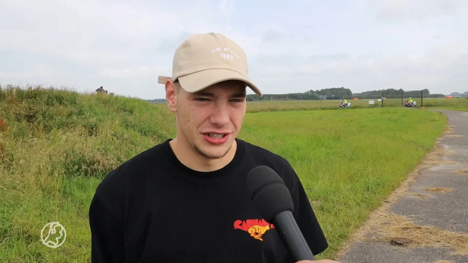 Belgische F-16 rijdt in gebouw op vliegbasis Leeuwarden