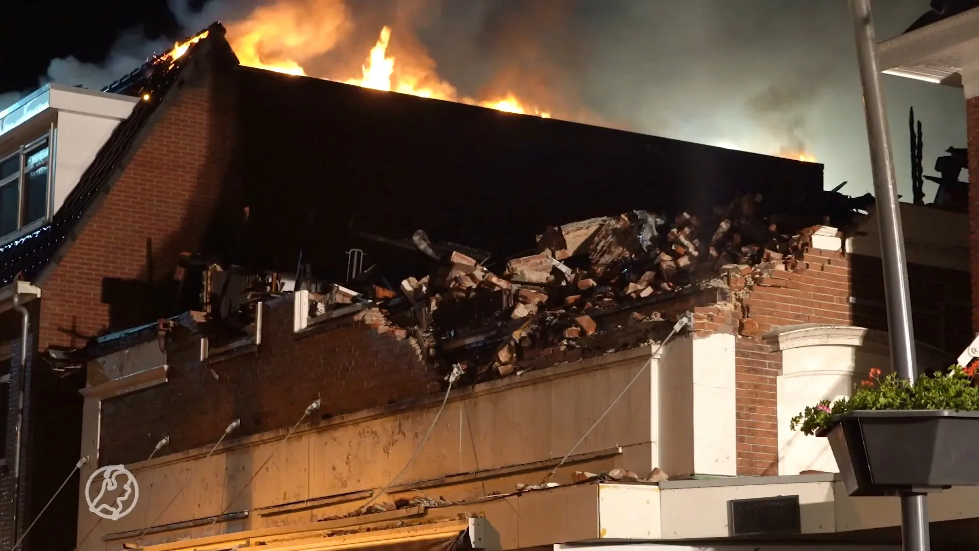 Vlammen slaan uit appartementen in Veendam