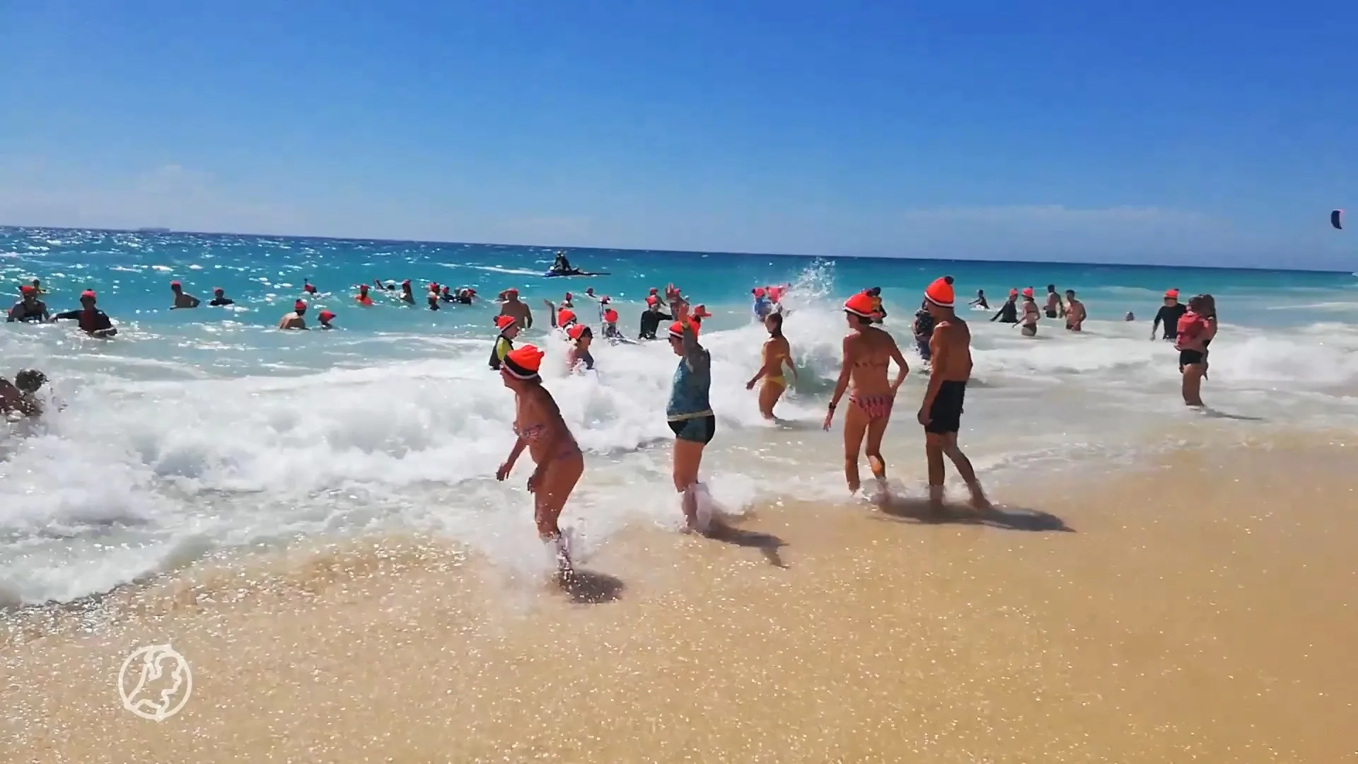 Nederlanders doen nieuwjaarsduik in Australië