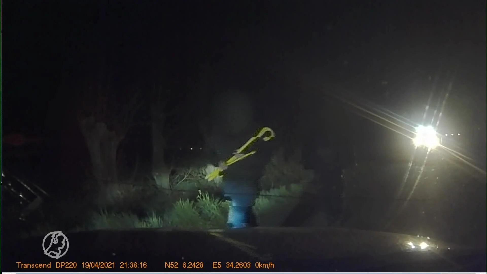 Schokkende dashcambeelden: persfotograaf wordt met auto en al...