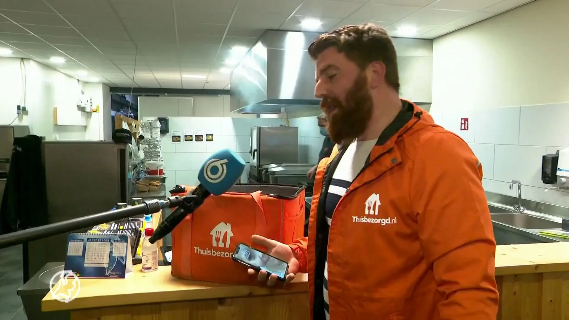 Thuisbezorgd-jassen massaal te koop voor avondklok, Marktplaa...