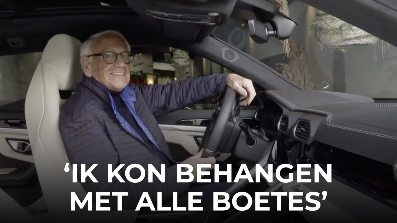 84-jarige Jan laat met trots zijn wagenpark zien