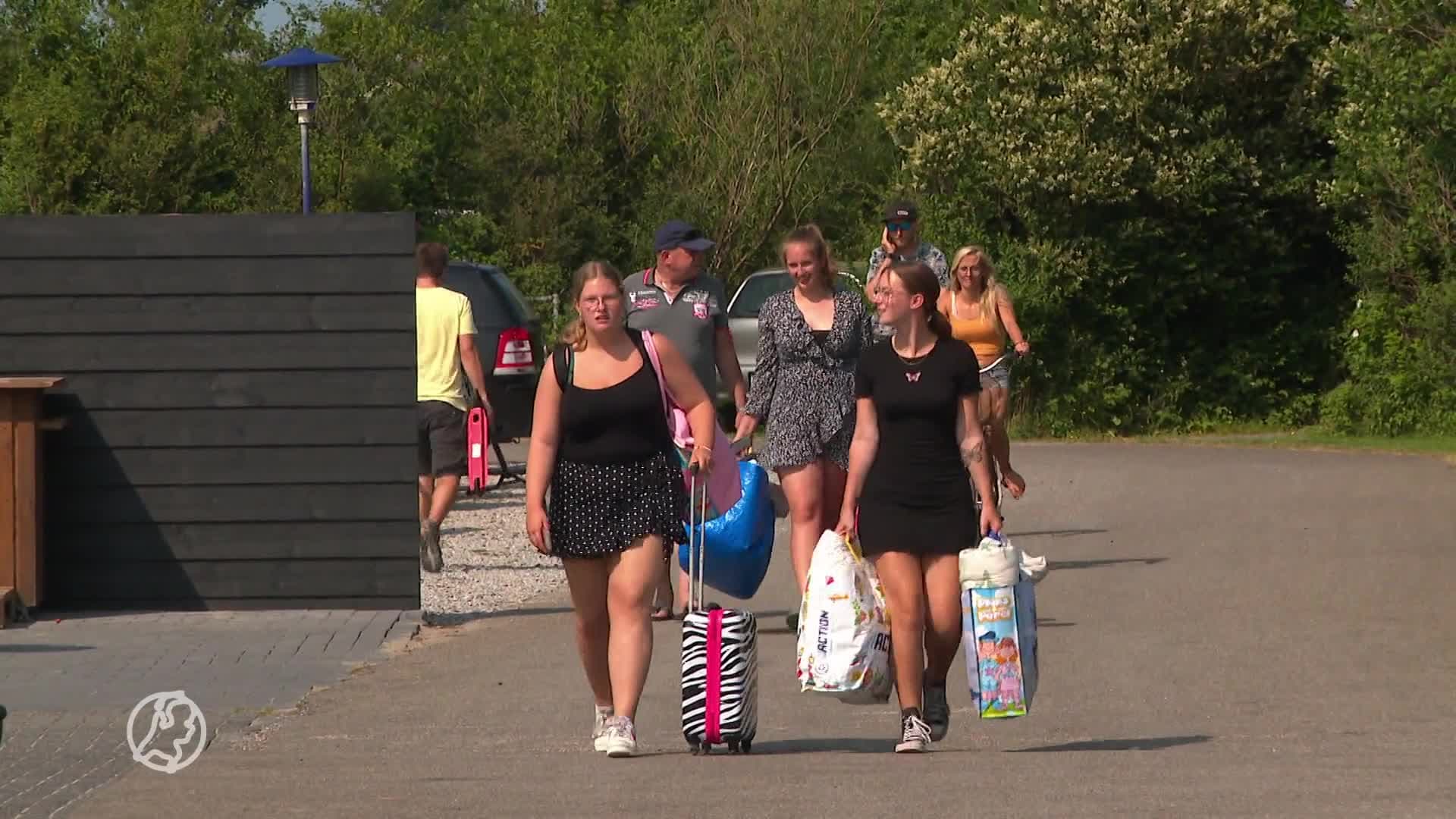 Nederland dieprood, maar Duitsers graven als vanouds kuilen op het strand