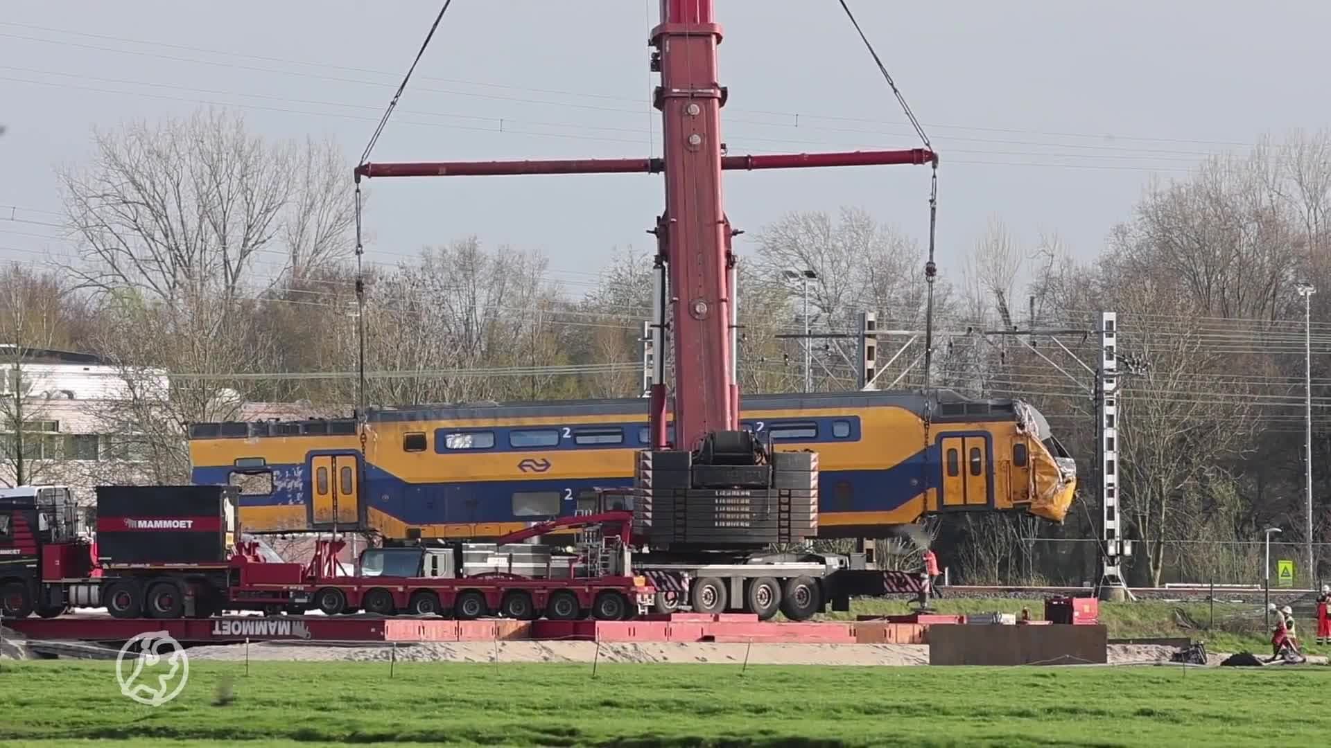 Treinstellen worden uit weiland weggetakeld in Voorschoten