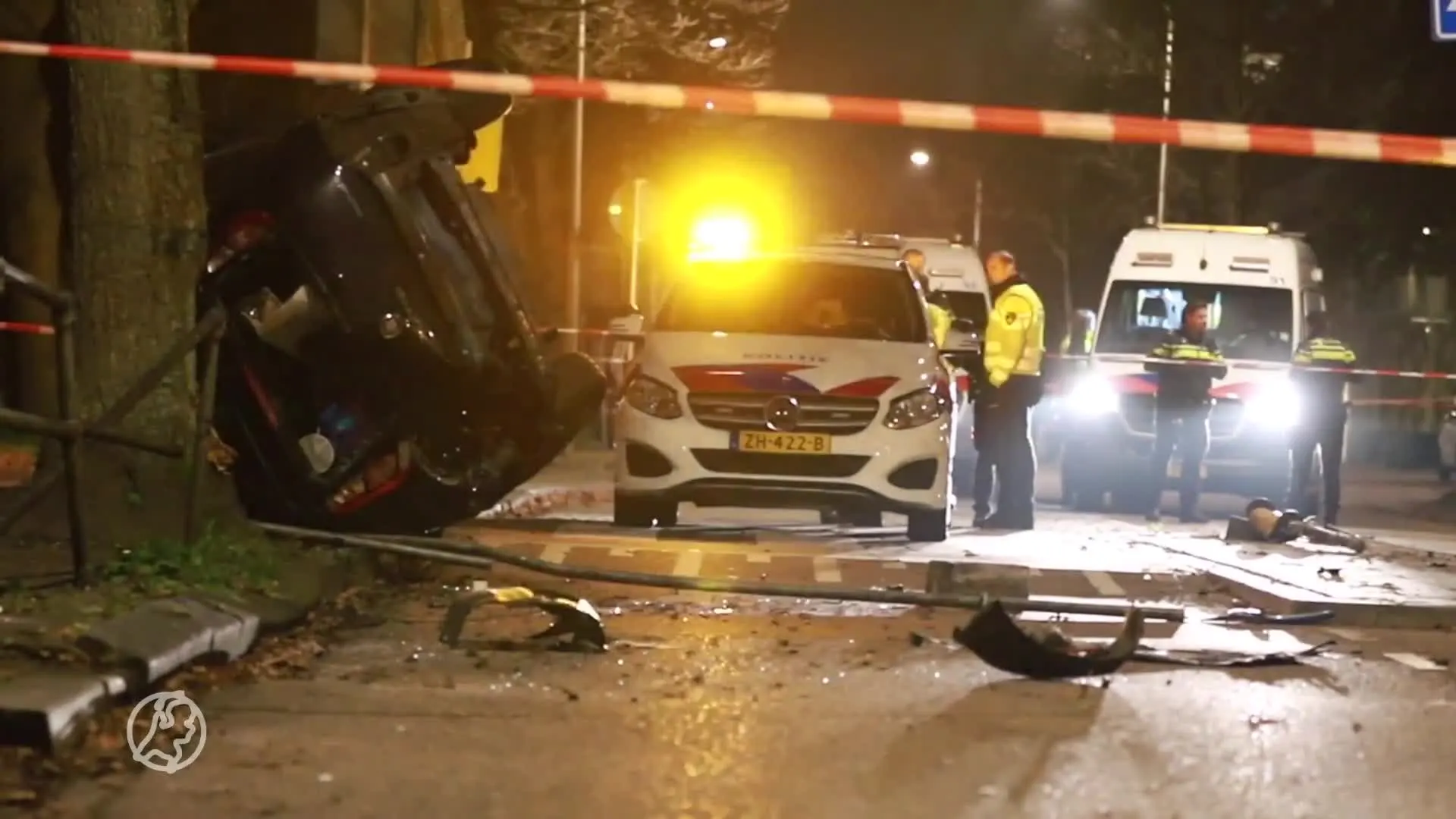 Racende auto belandt in Den Haag op de zijkant, twee inzittenden zwaargewond