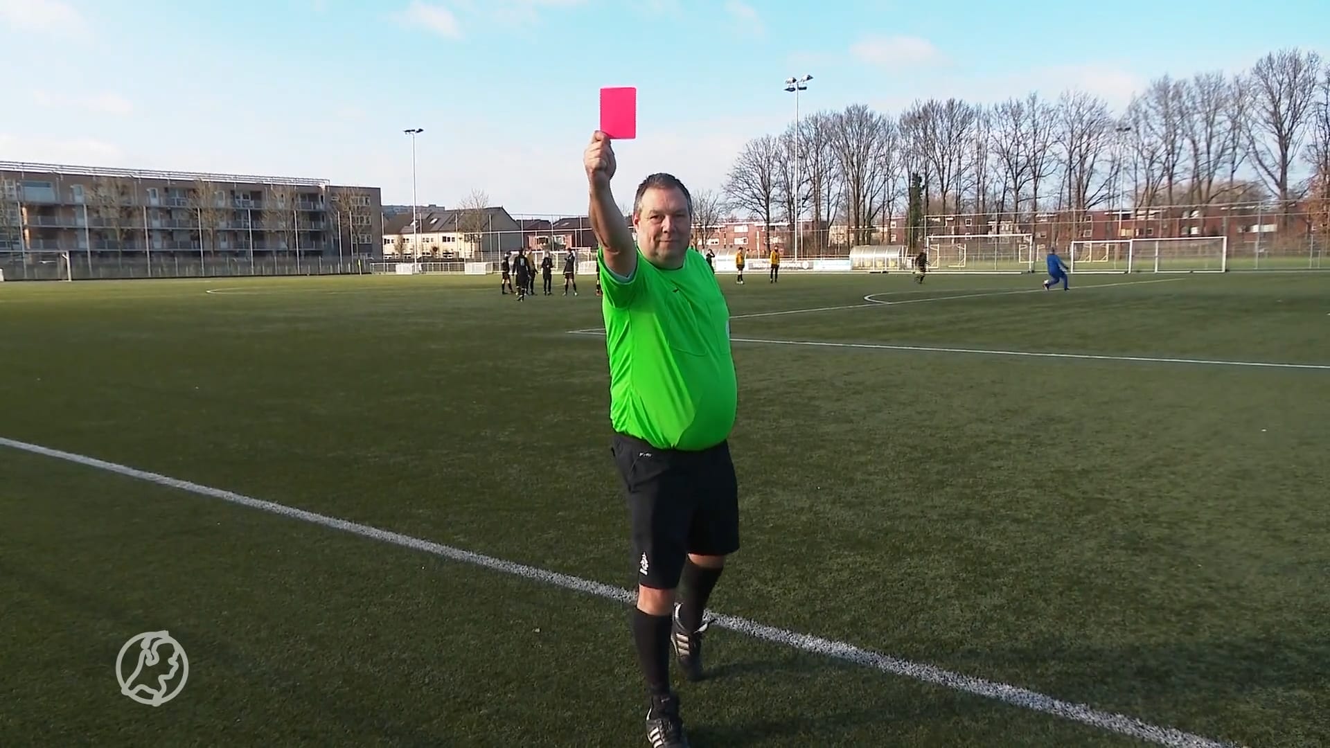 Voetbalclub Unitas'30 gaat schelden met kanker bestraffen: rode kaart en kantine poetsen