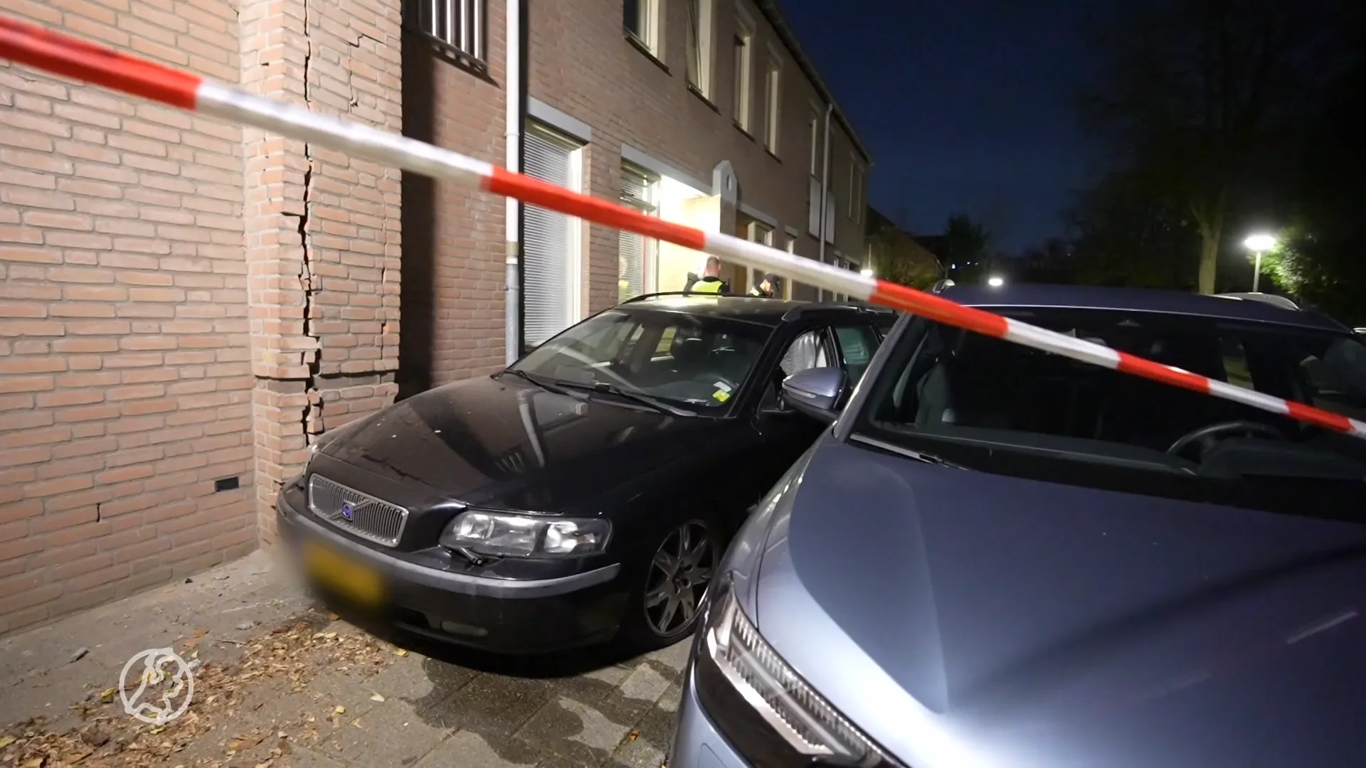 Voortvluchtigen rammen auto's en crashen tegen woning bij politieachtervolging