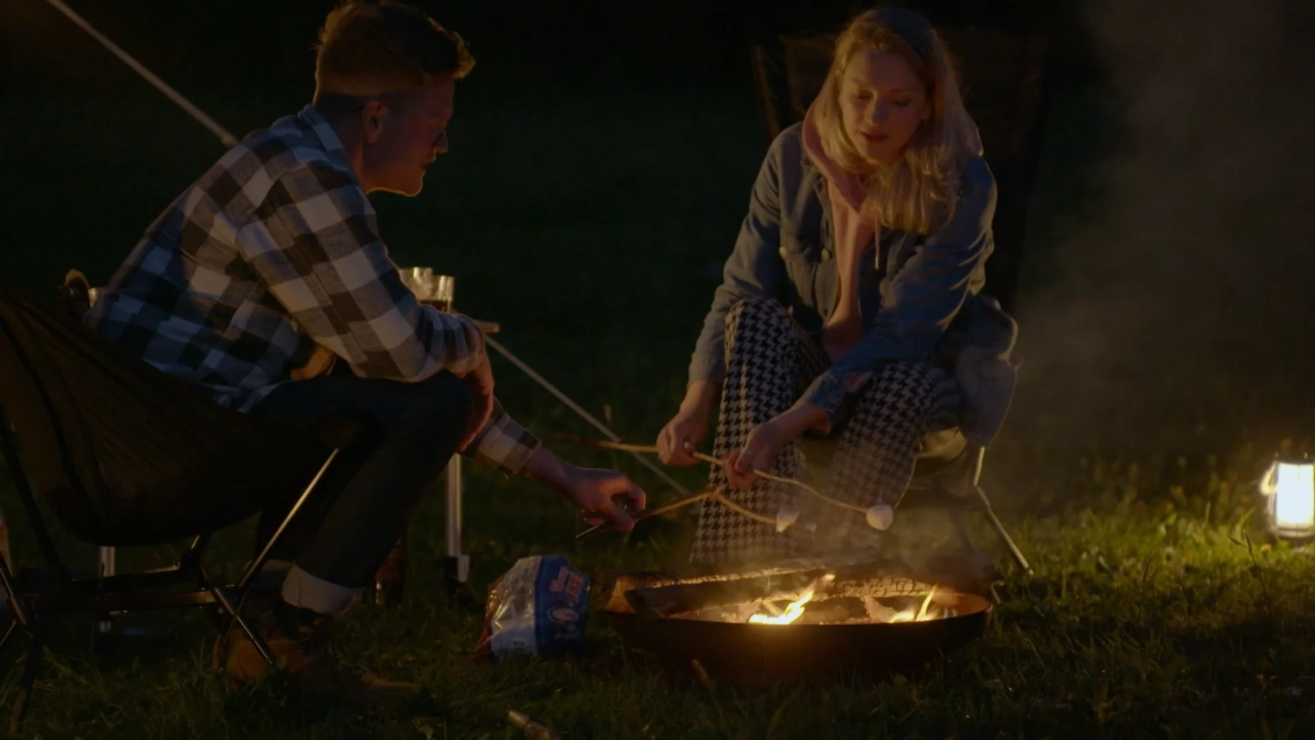 Met marshmellows en diepe gesprekken komen Sjors en Jet dichter tot elkaar