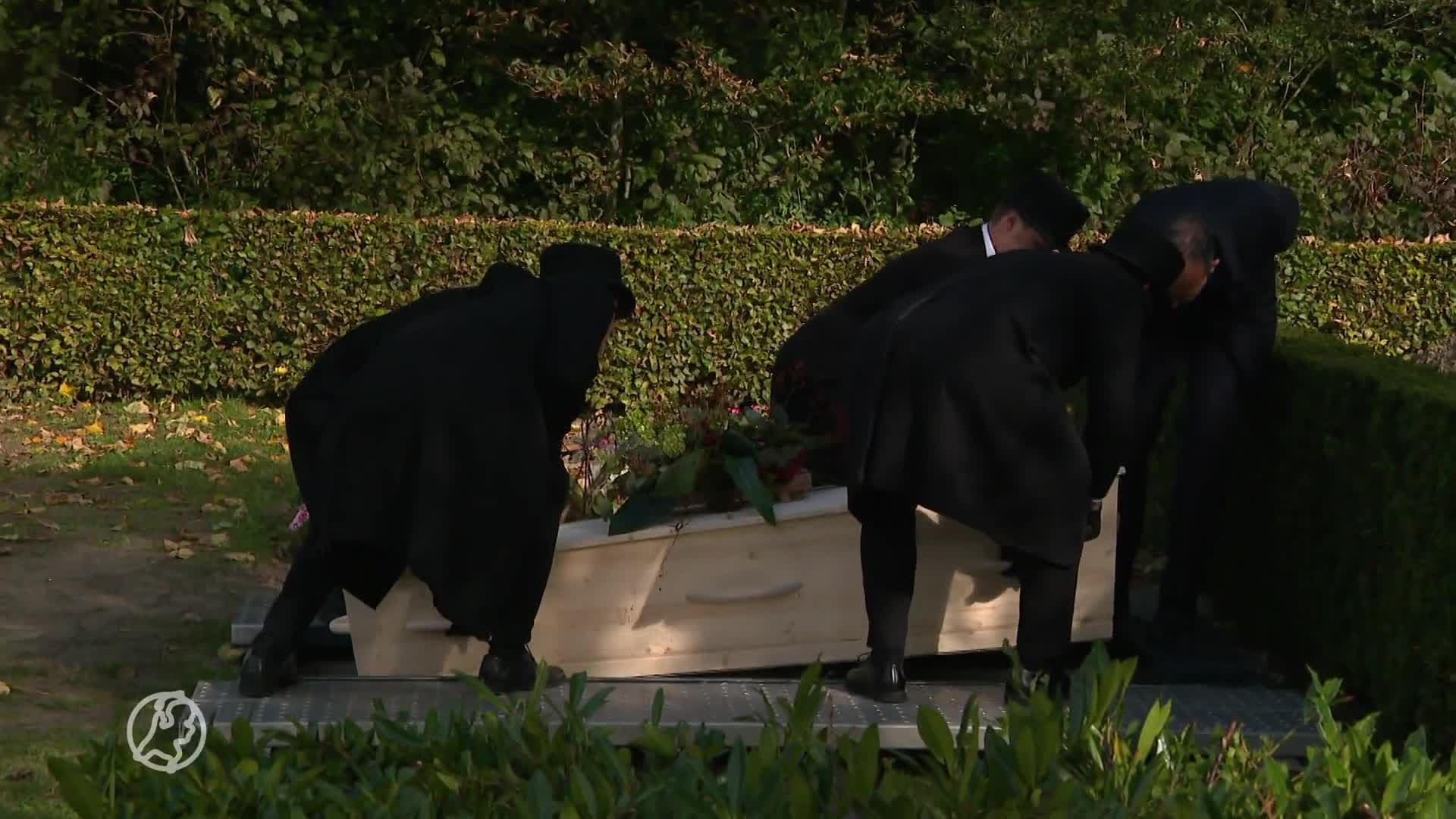 Richard die wekenlang dood in eigen woning lag is vandaag begraven