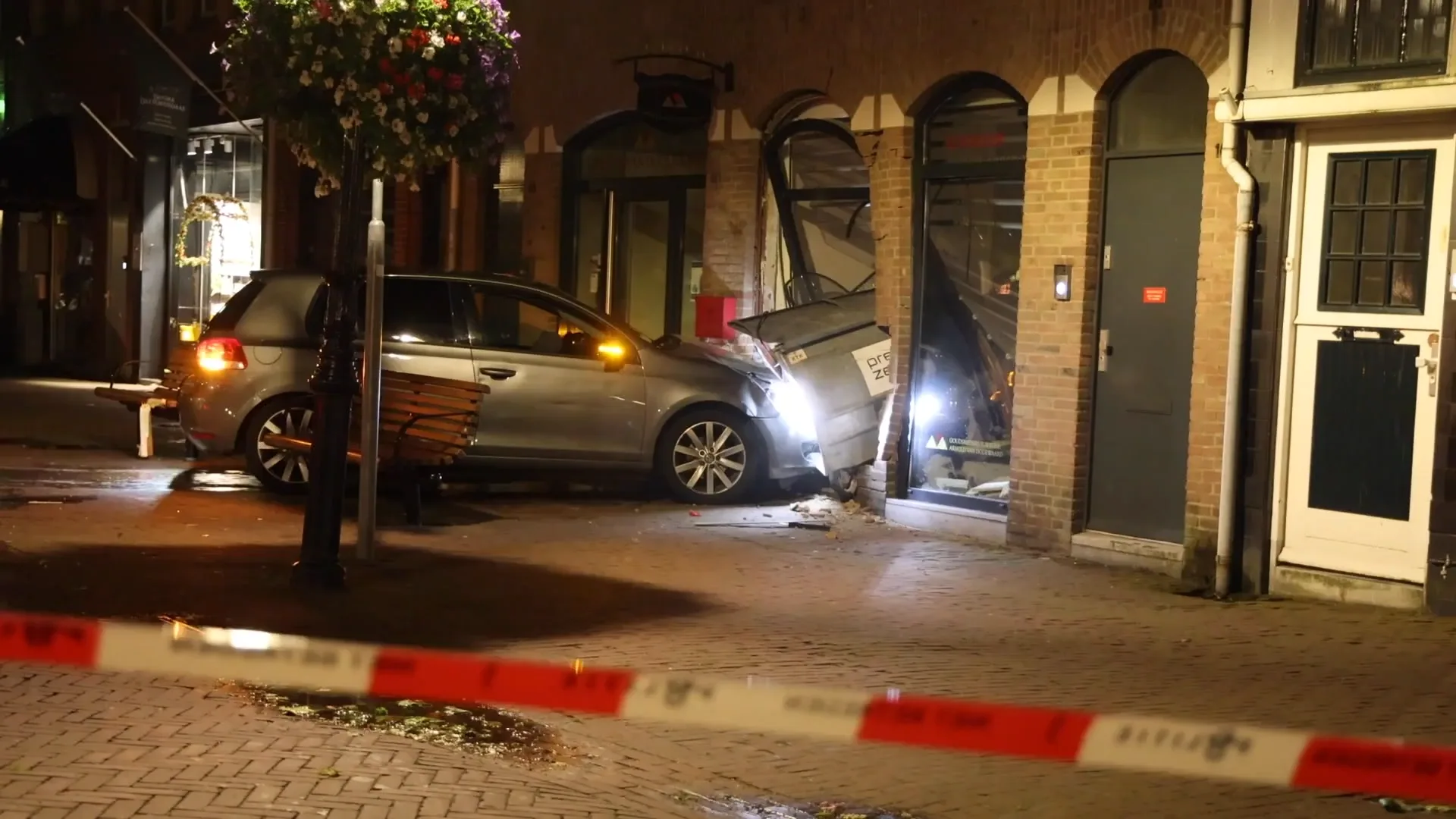 Auto ramt vuilniscontainer door gevel bij harde ramkraak op juwelier