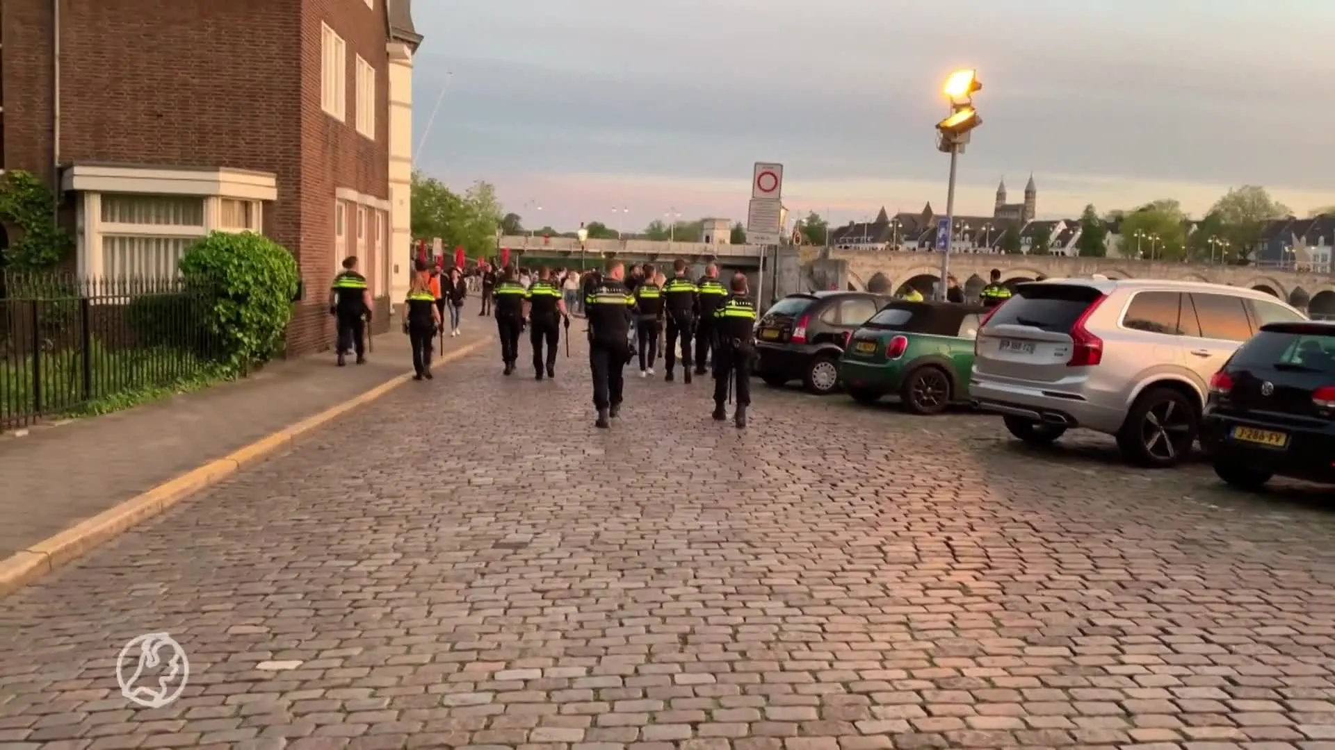 Politie bekogeld bij schoonvegen Maastrichts park