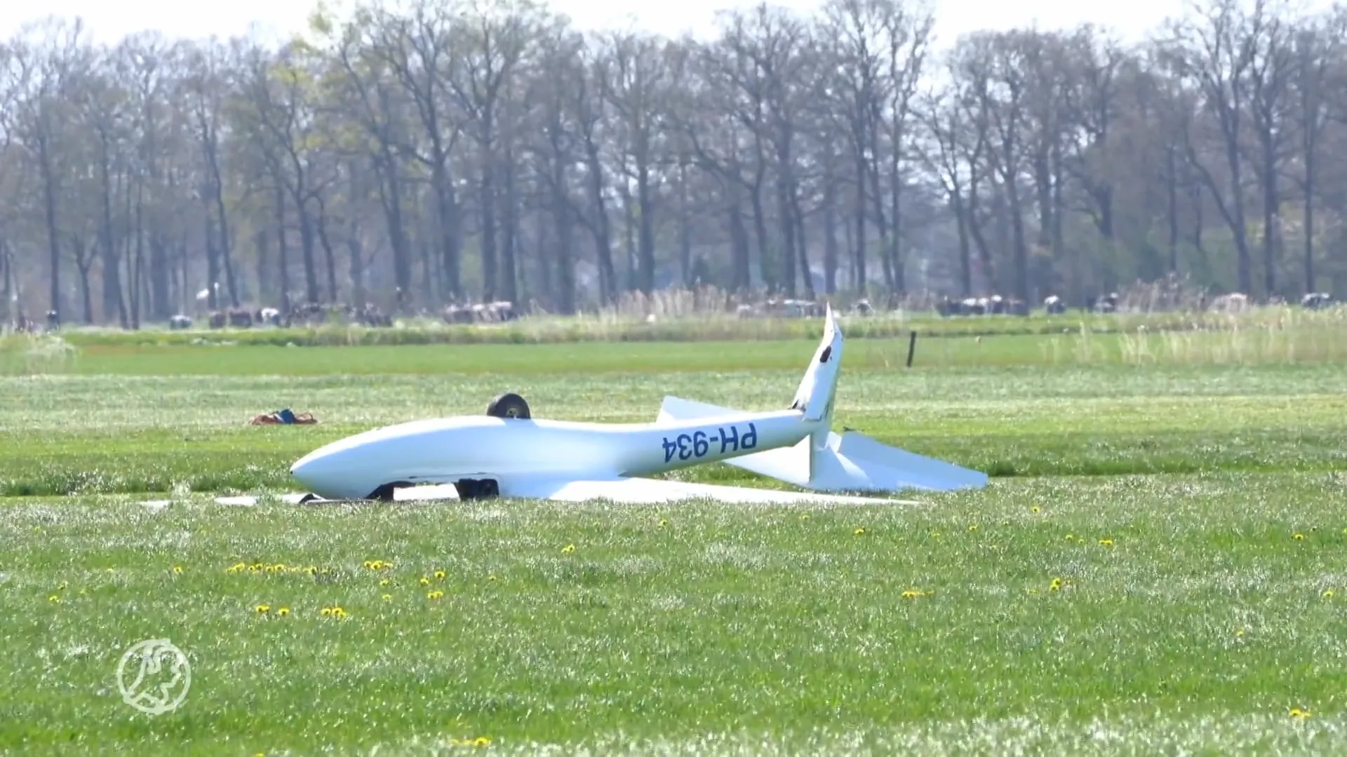 Zweefvliegtuig stort ondersteboven neer, piloot raakt gewond