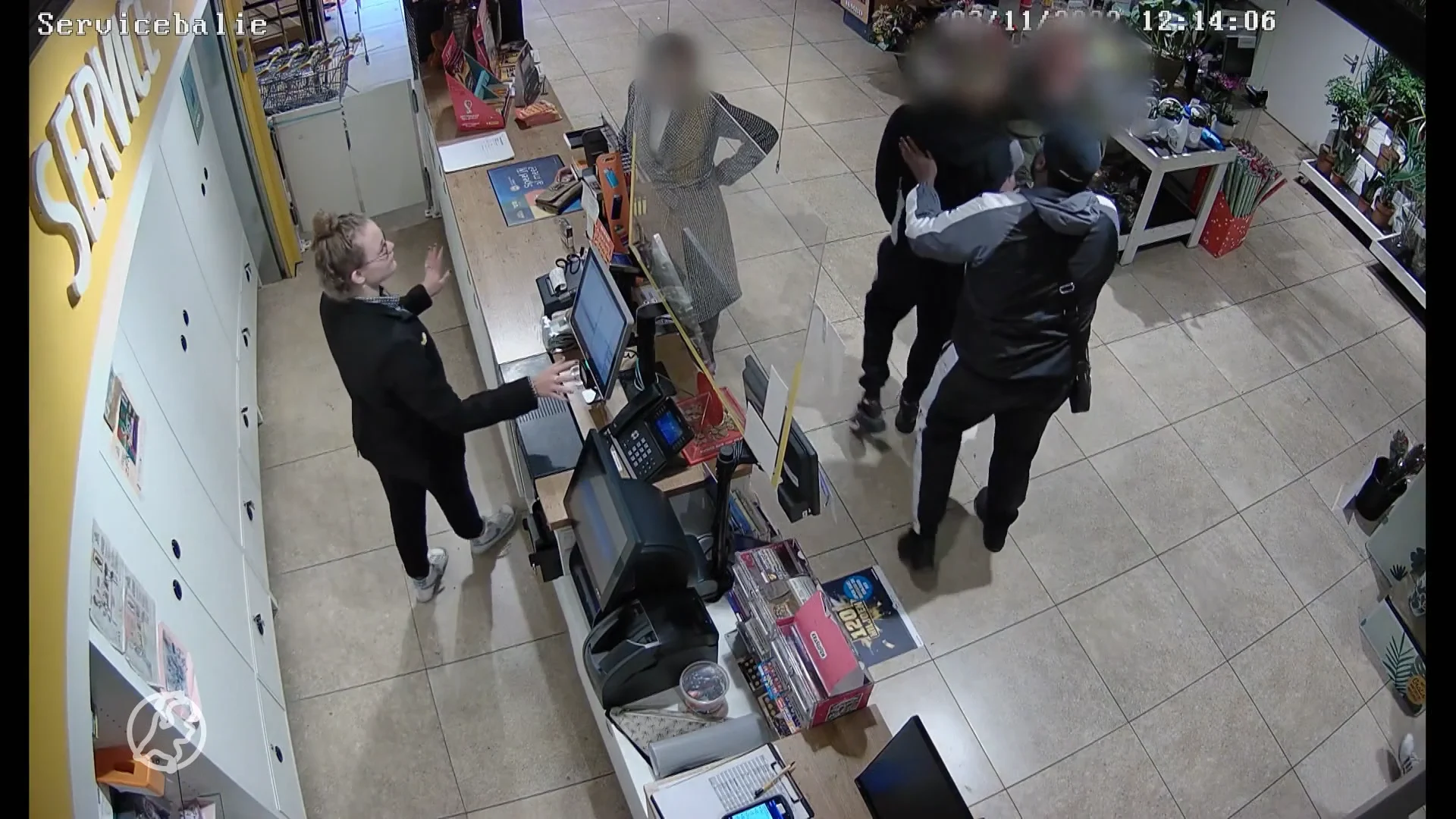 Kraslotdieven slaan supermarktklant, caissières Kim en Irinka zetten achtervolging in