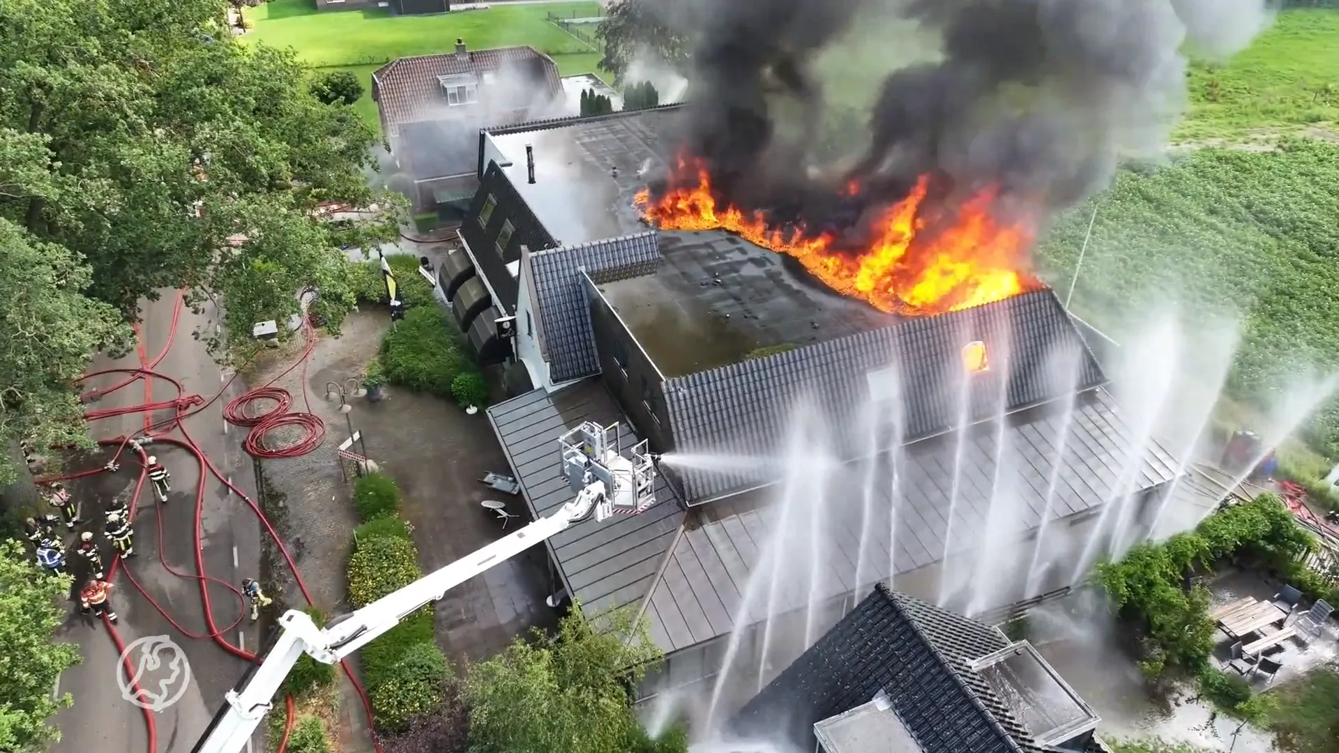 Grote brand in restaurant Sint Nicolaasga 'lastig te bestrijden', nu uitslaand