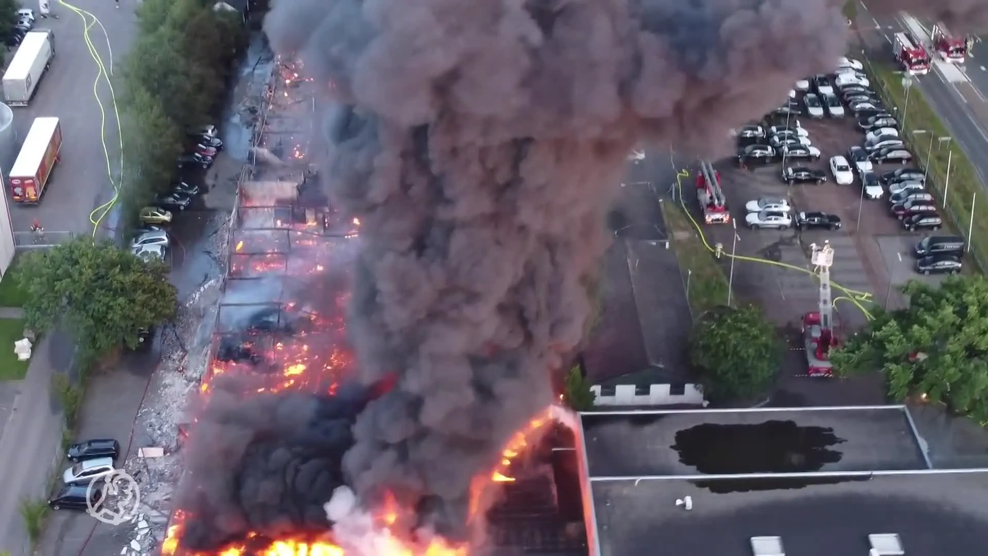 Zeer grote brand bij garagebedrijf in Soesterberg