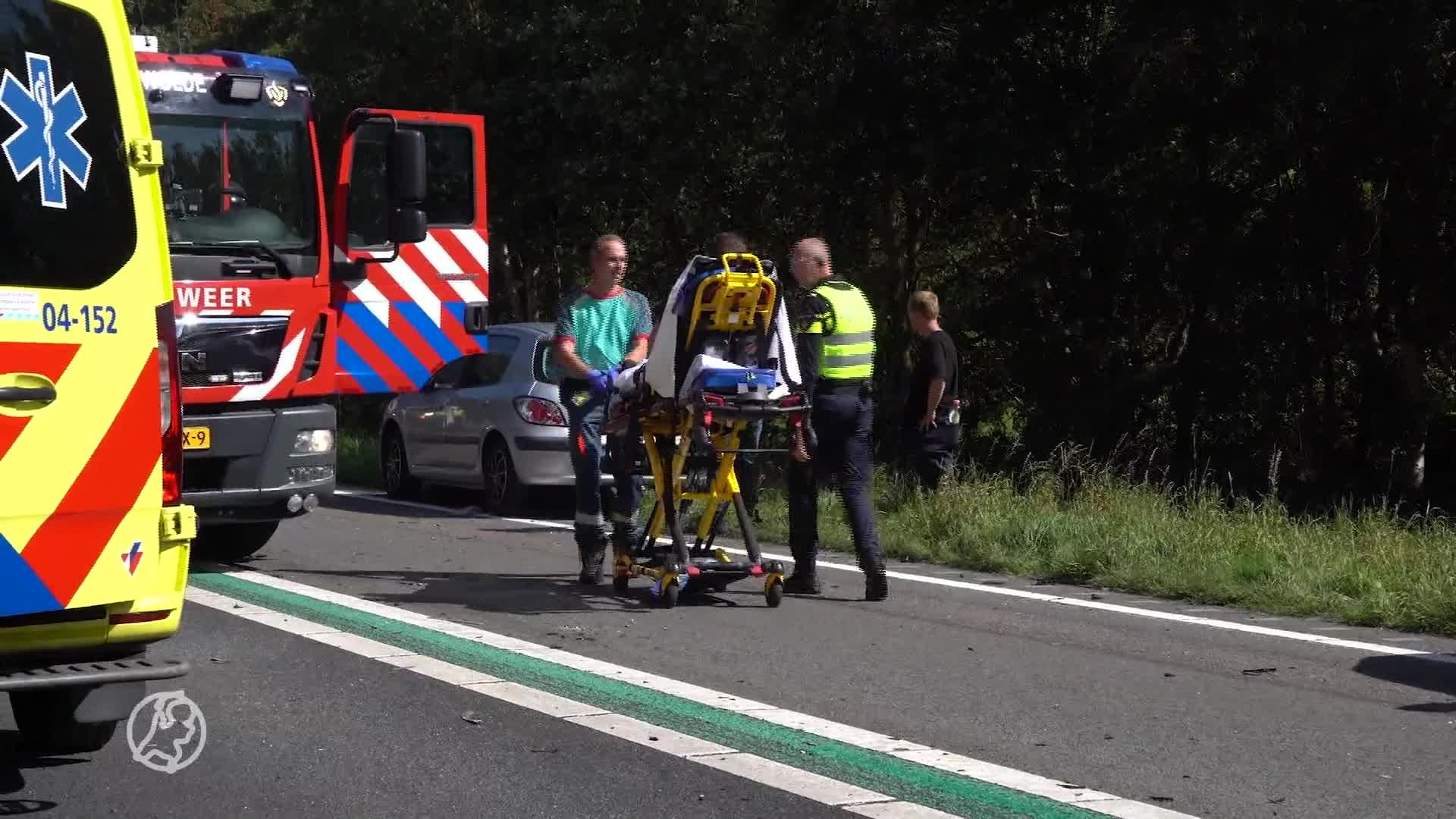 Automobilist negeert inhaalverbod en haalt rouwstoet in