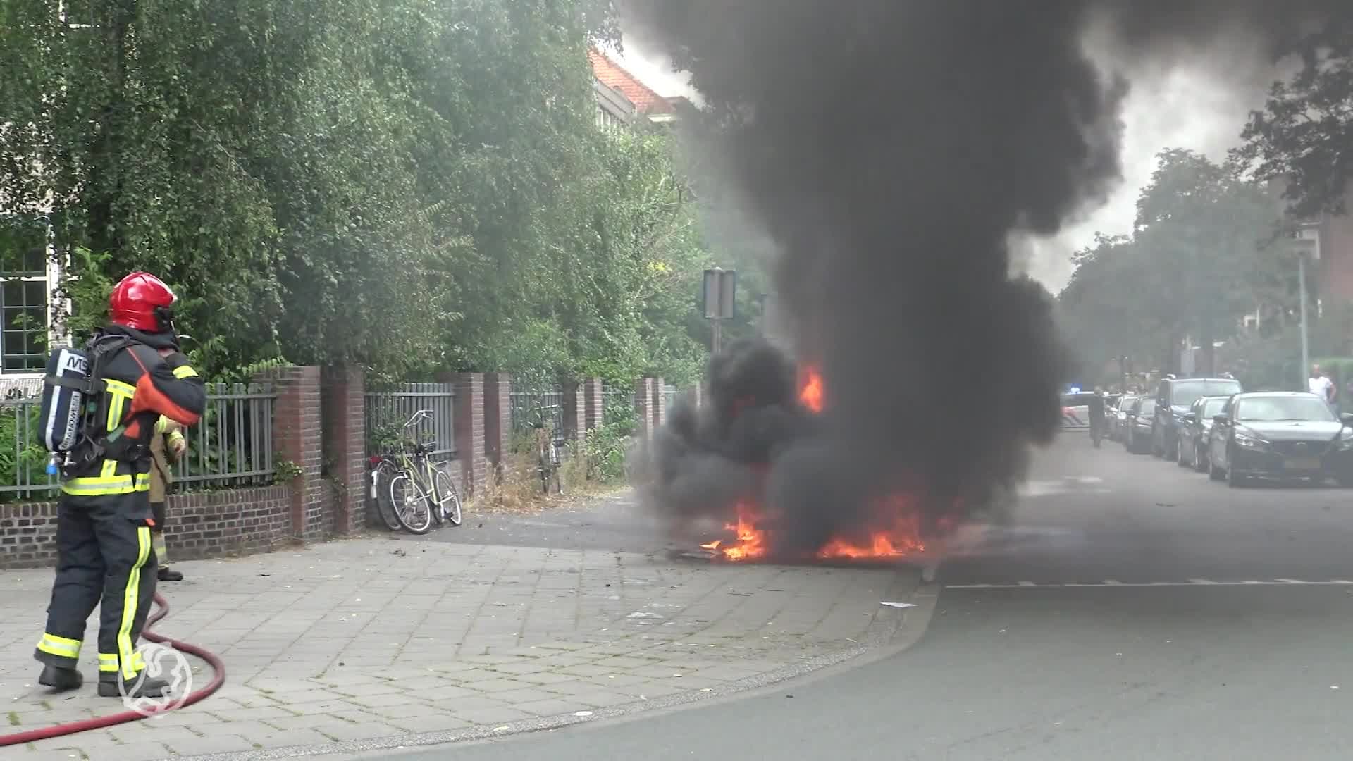 Elektrische auto brandt uit in Groningen