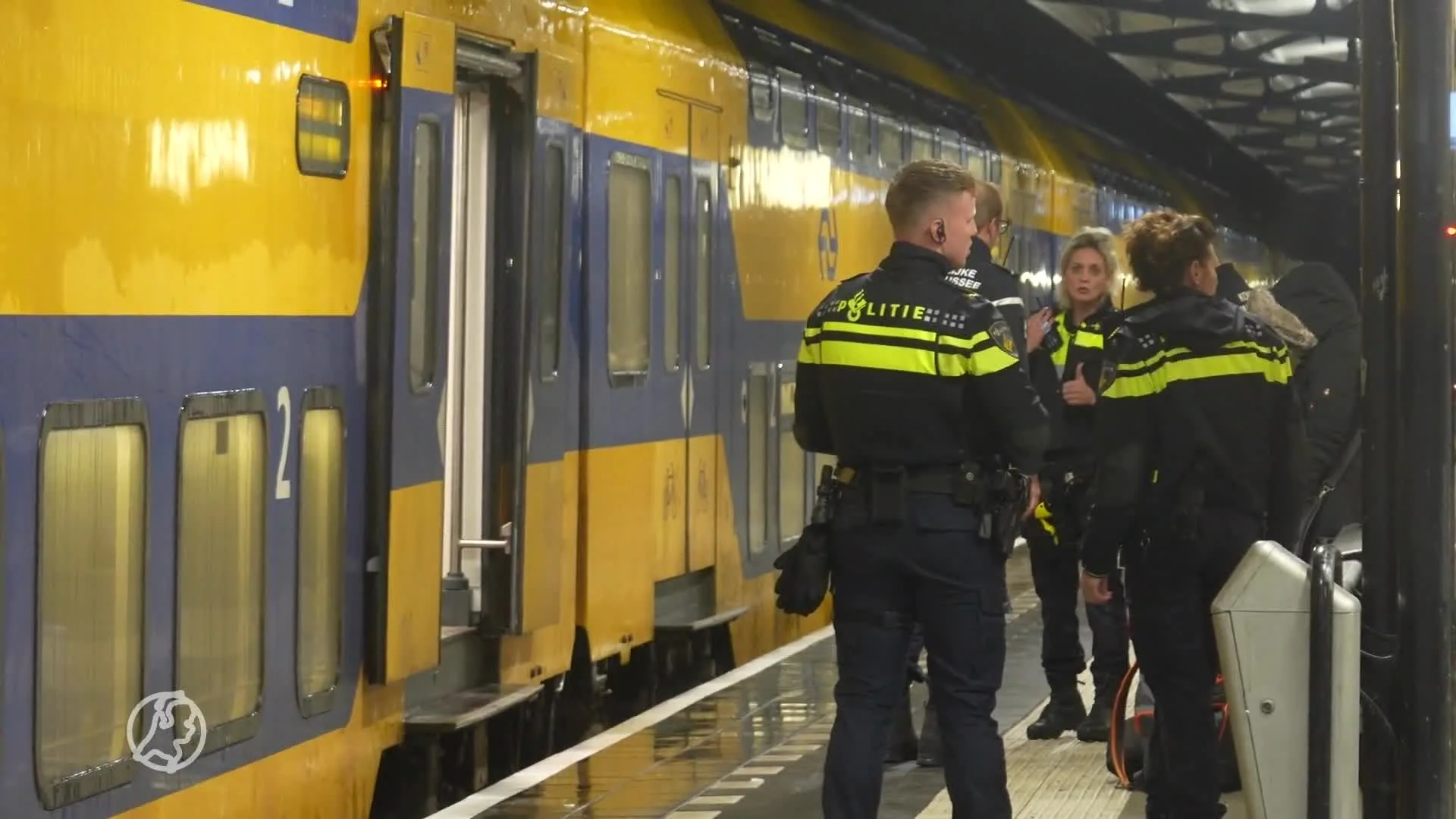 Steekpartij in volle trein naar Meppel, politie houdt twee mensen aan