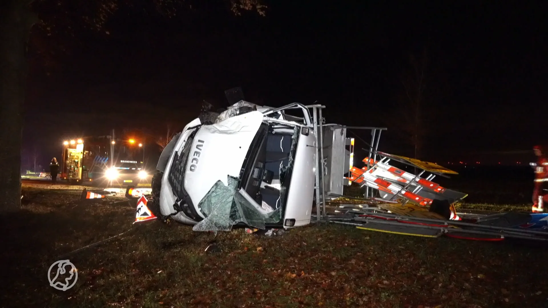 Bus met verkeersborden crasht tegen meerdere bomen, bestuurder bekneld