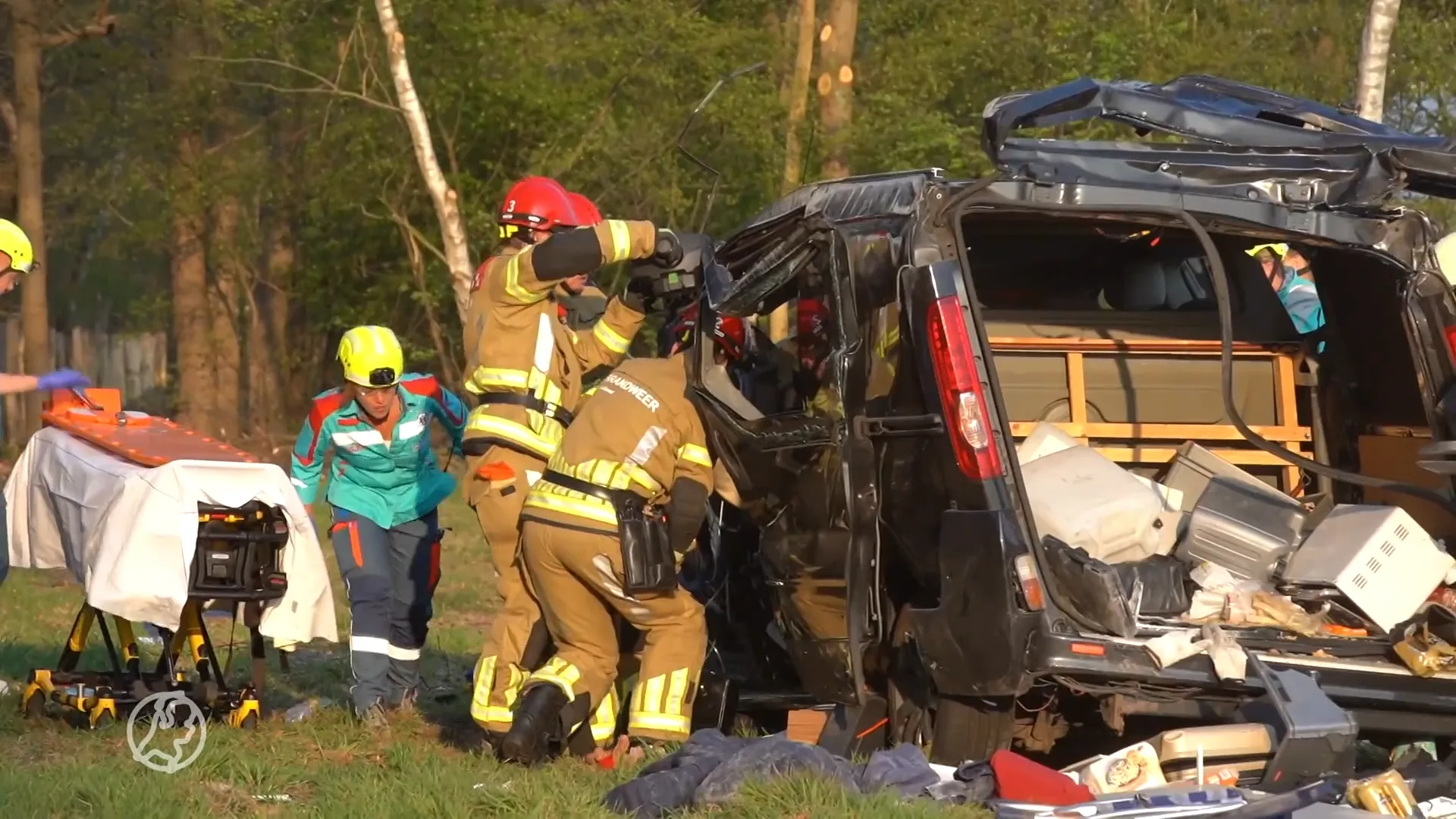 Bus met vakantiegangers crasht en slaat meerdere keren over de kop