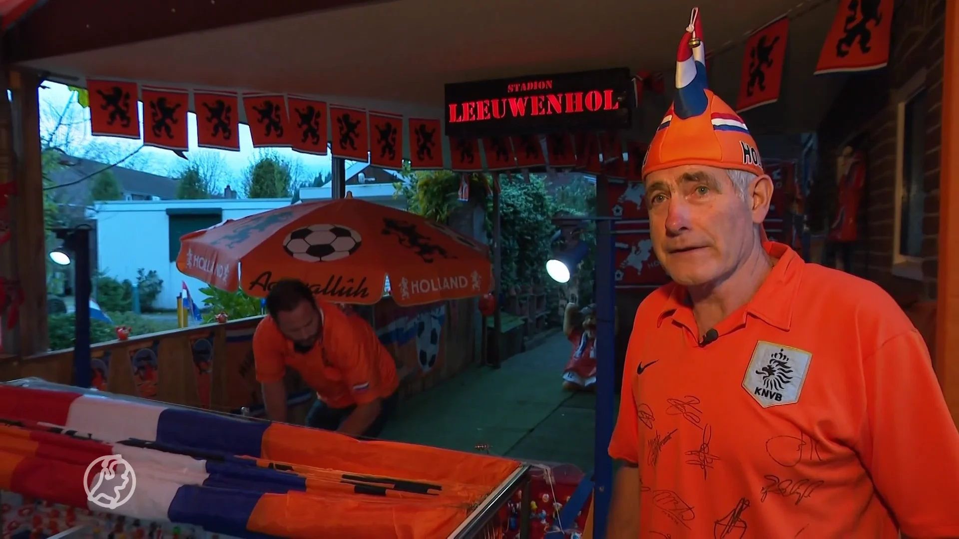 Oranje-fan Rien bouwt eigen mini-stadion in zijn tuin: 'En ik ben nog niet klaar'