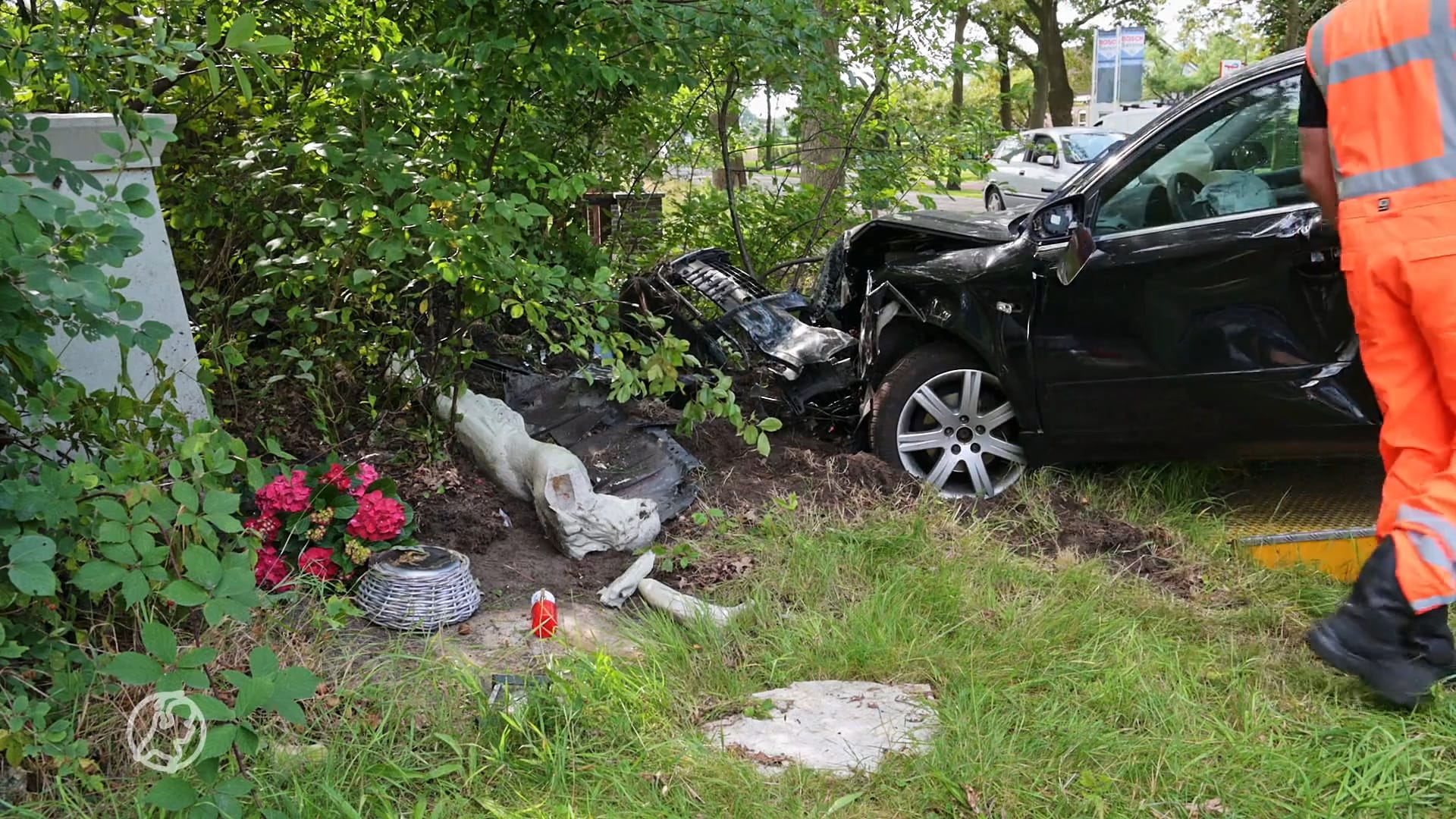 Jezusbeeld van kruis gereden bij auto-ongeluk