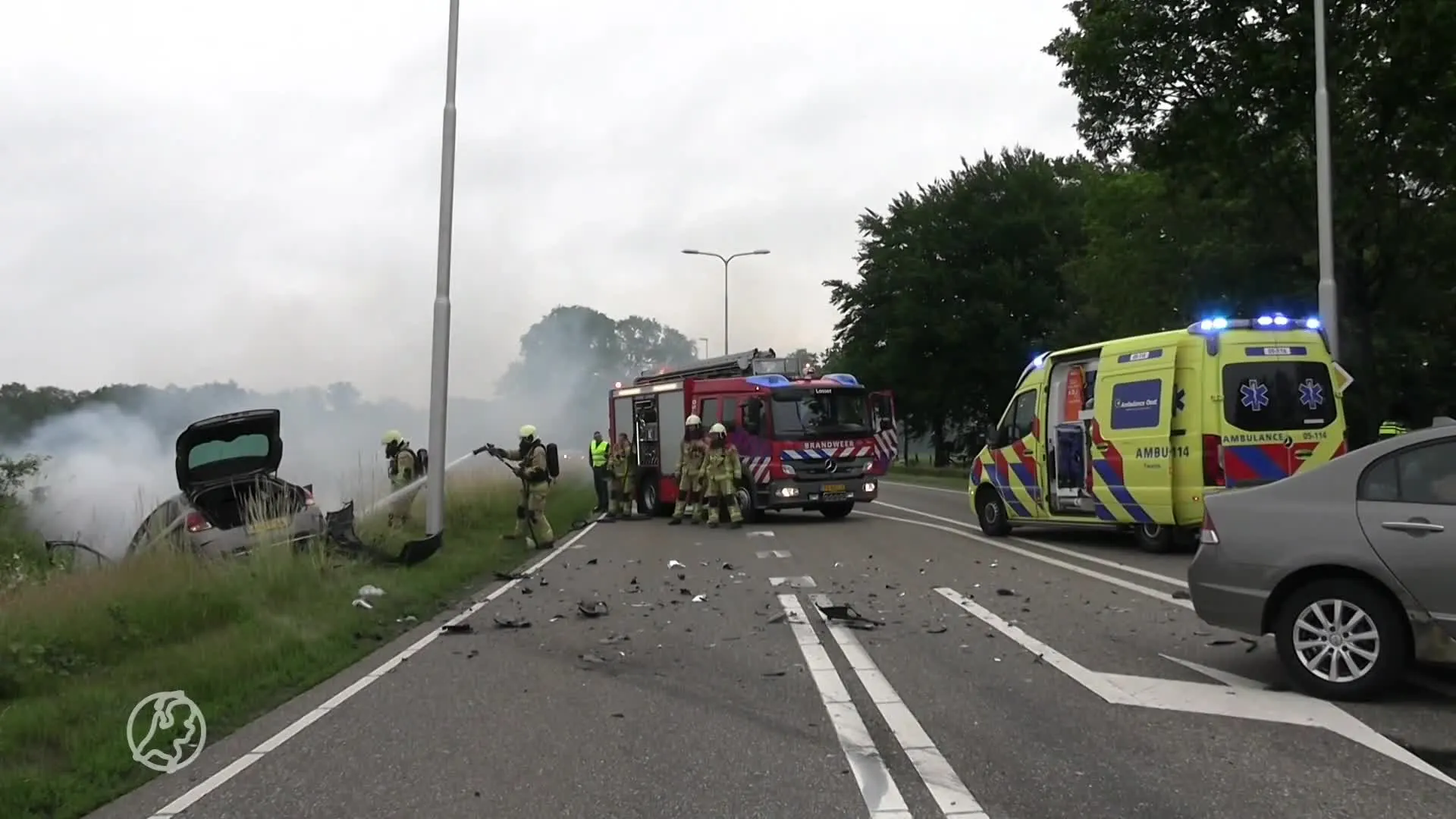 Auto vliegt in brand na frontale aanrijding N731 Glane
