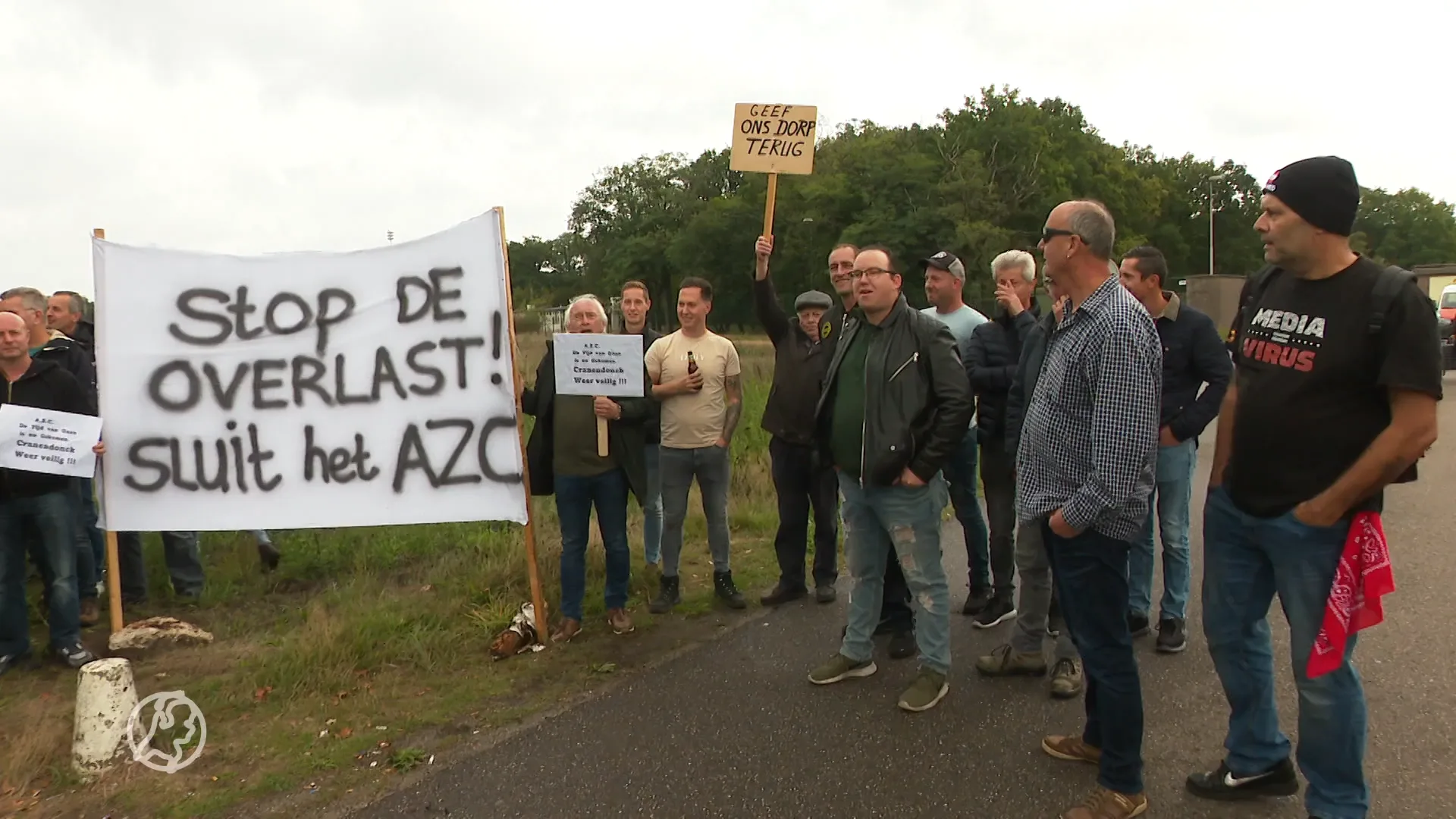 Tientallen mensen demonstreren tegen openhouden azc in Budel