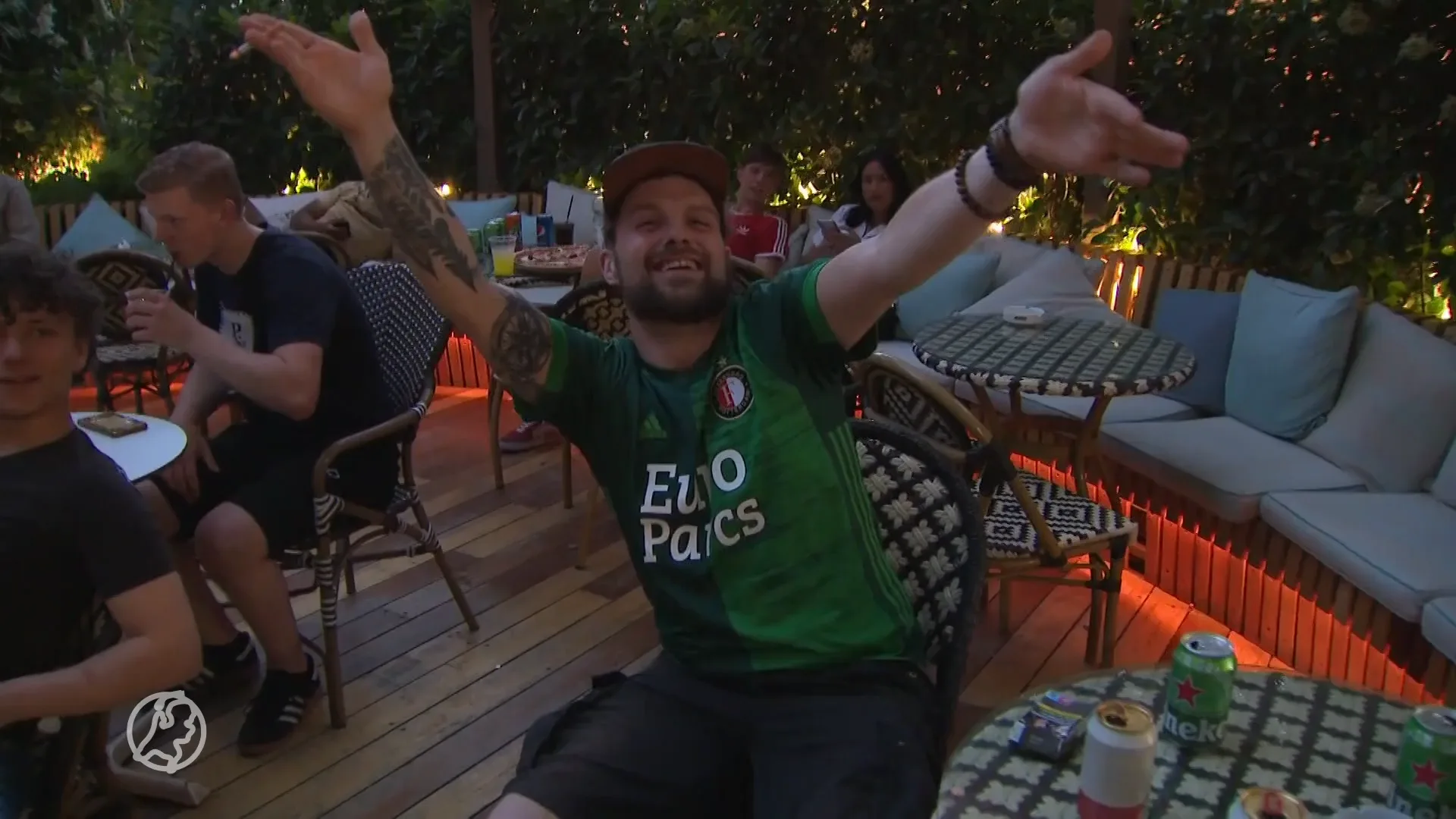 Ontspannen sfeer bij Feyenoord-fans in het centrum van Tirana