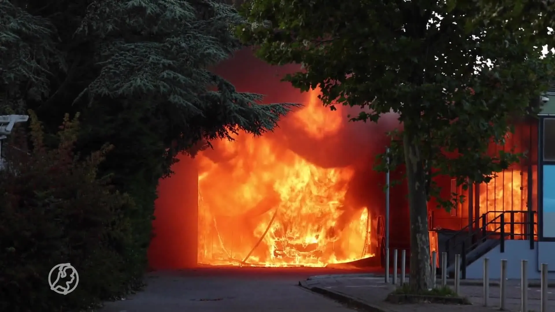 Zeer grote brand in Albert Heijn Haarlem onder controle