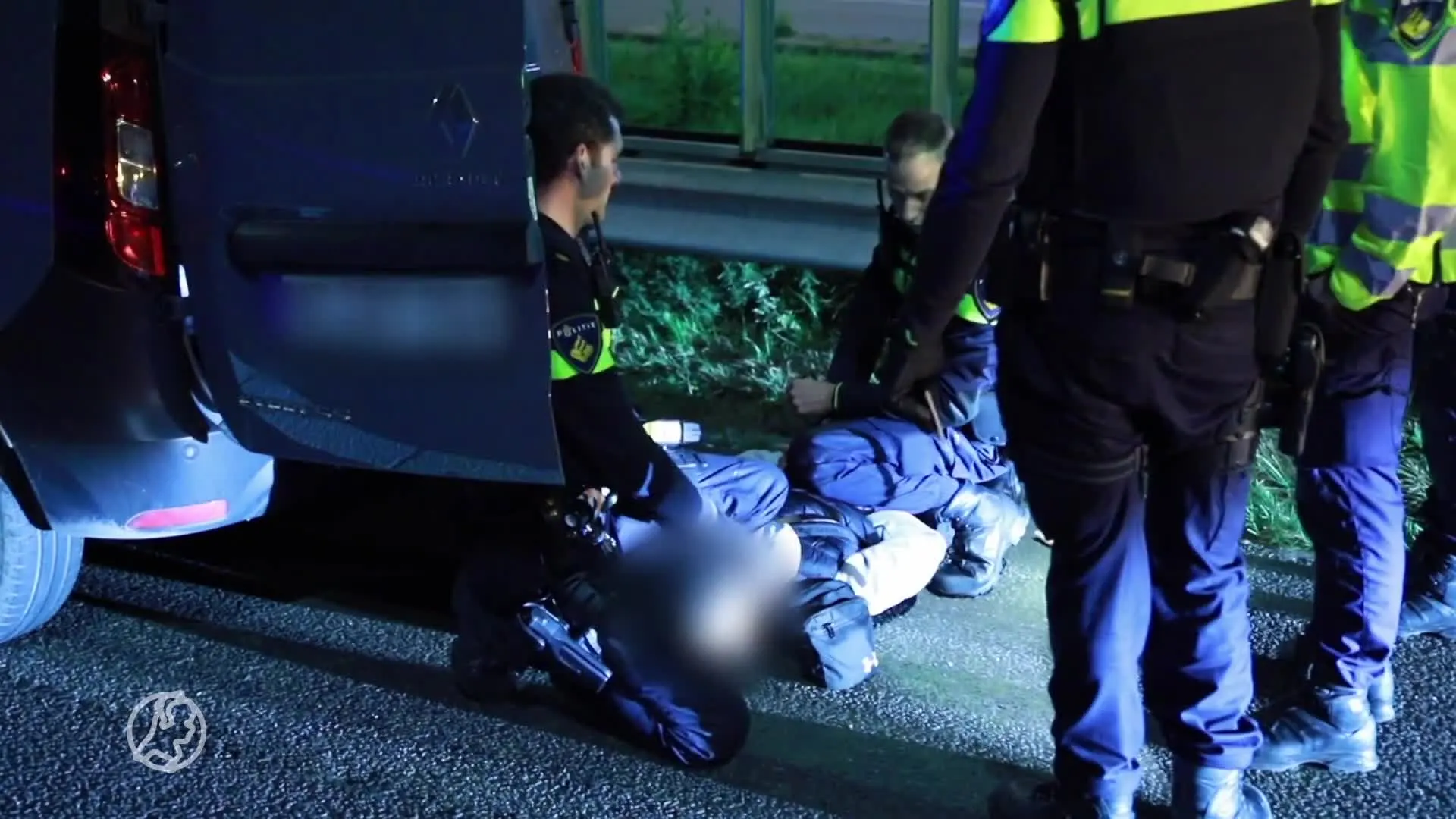 Bizarre politie achtervolging op de A16: 'Is dat een wapen?'