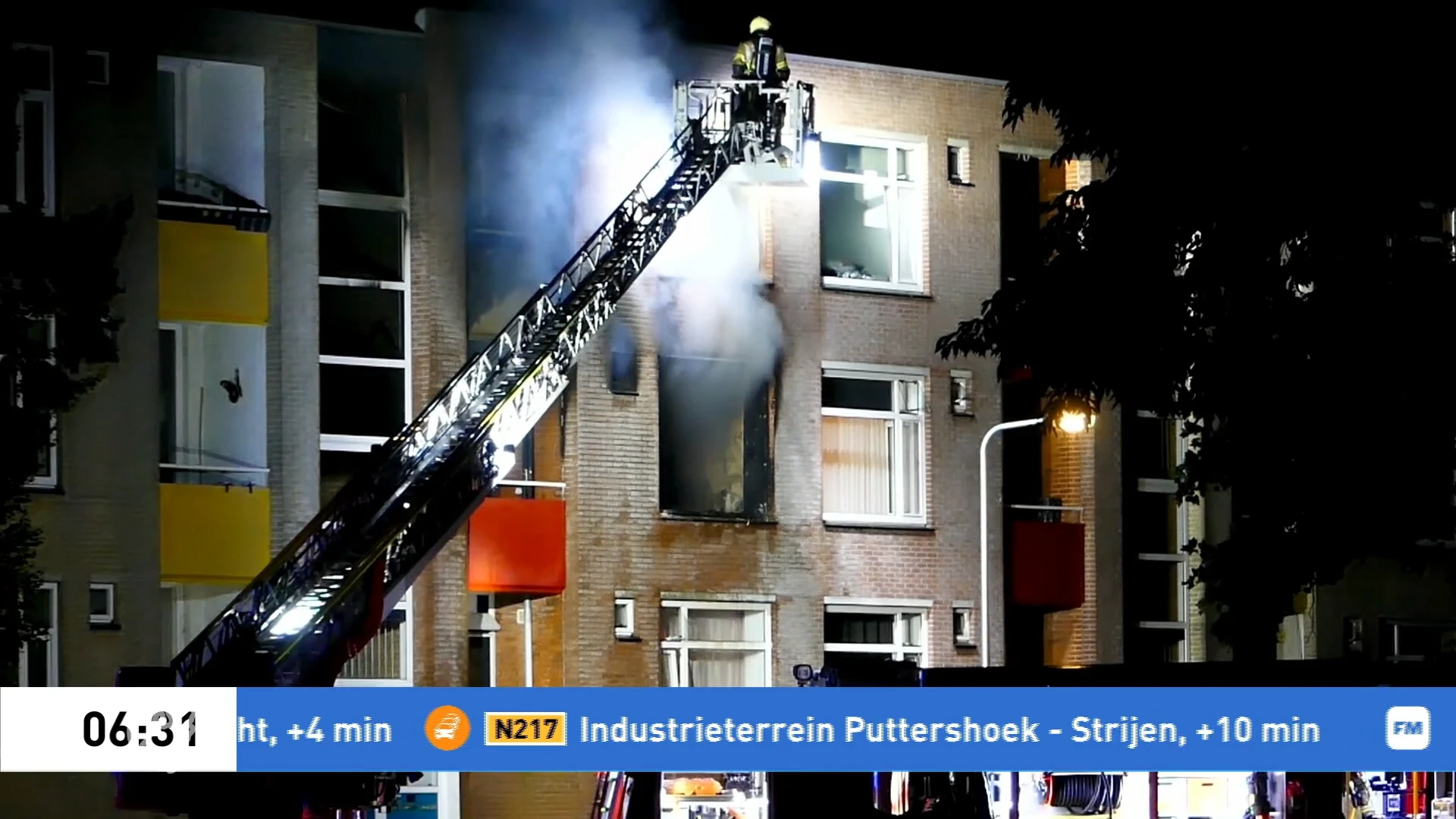 Twee gewonden na explosie en grote brand in flatgebouw Hengelo